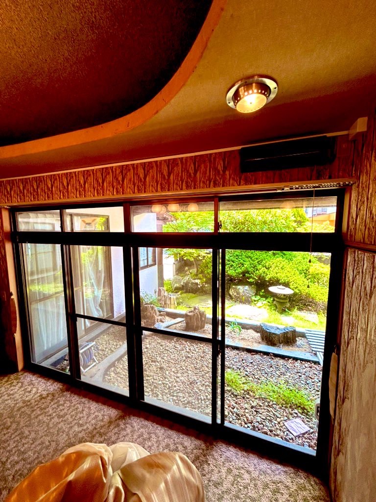 シャンデリア部屋からの中庭