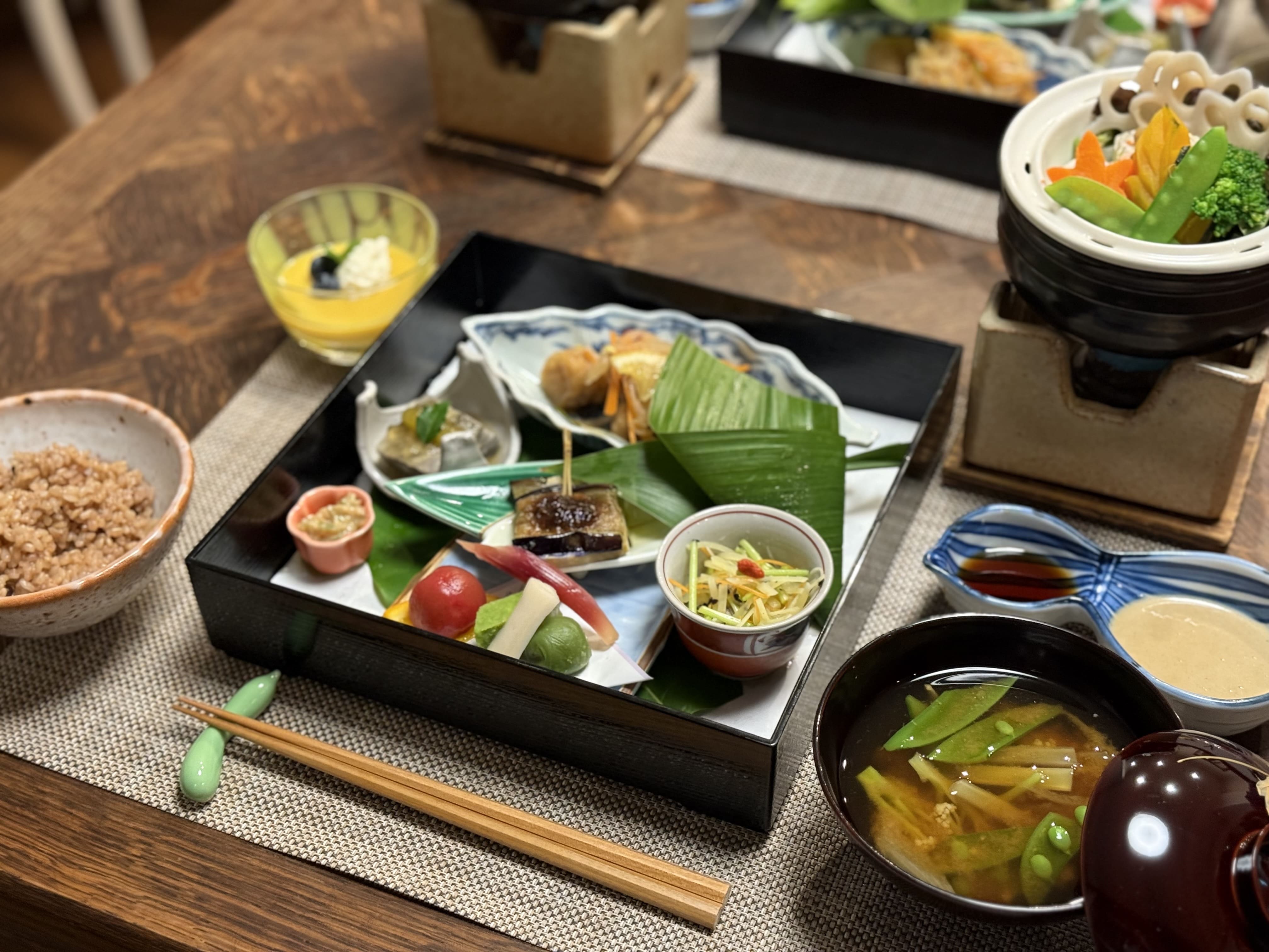 老舗旅館いち川とコラボした、マクロビ懐石で旬の食材をふんだんに使用した料理をご堪能ください。