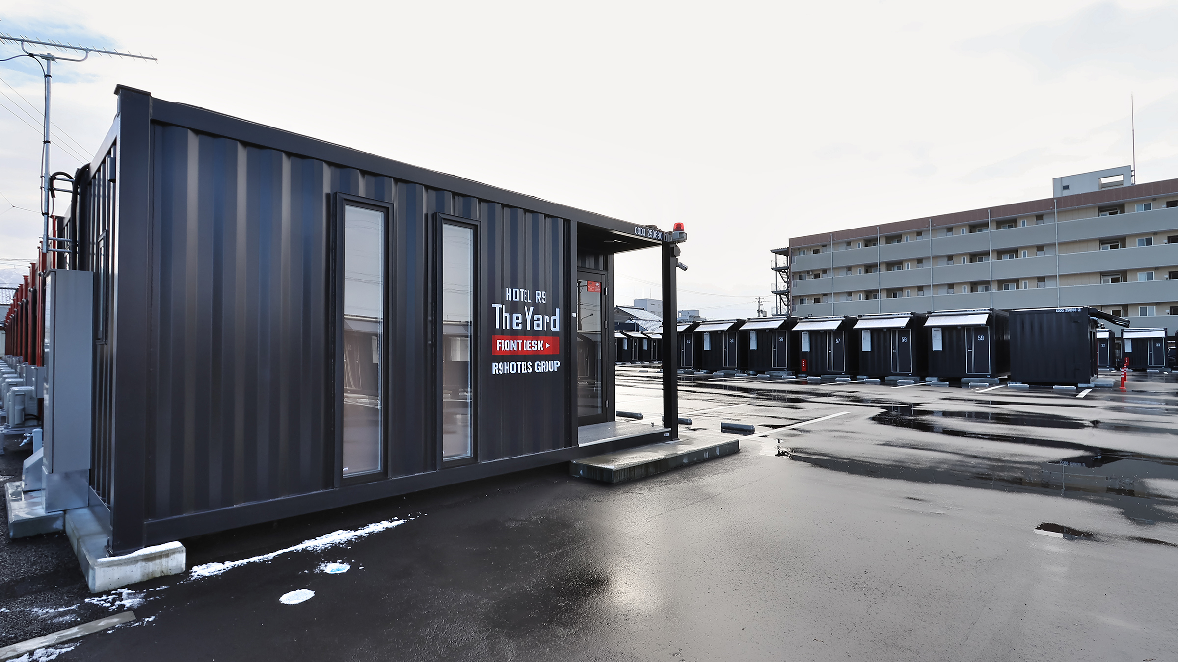 受付、ホットドリンク＆軽食（冷食食品）受け取りコーナー、アメニティーコーナーを完備。まずはこちらにお立ち寄りください！