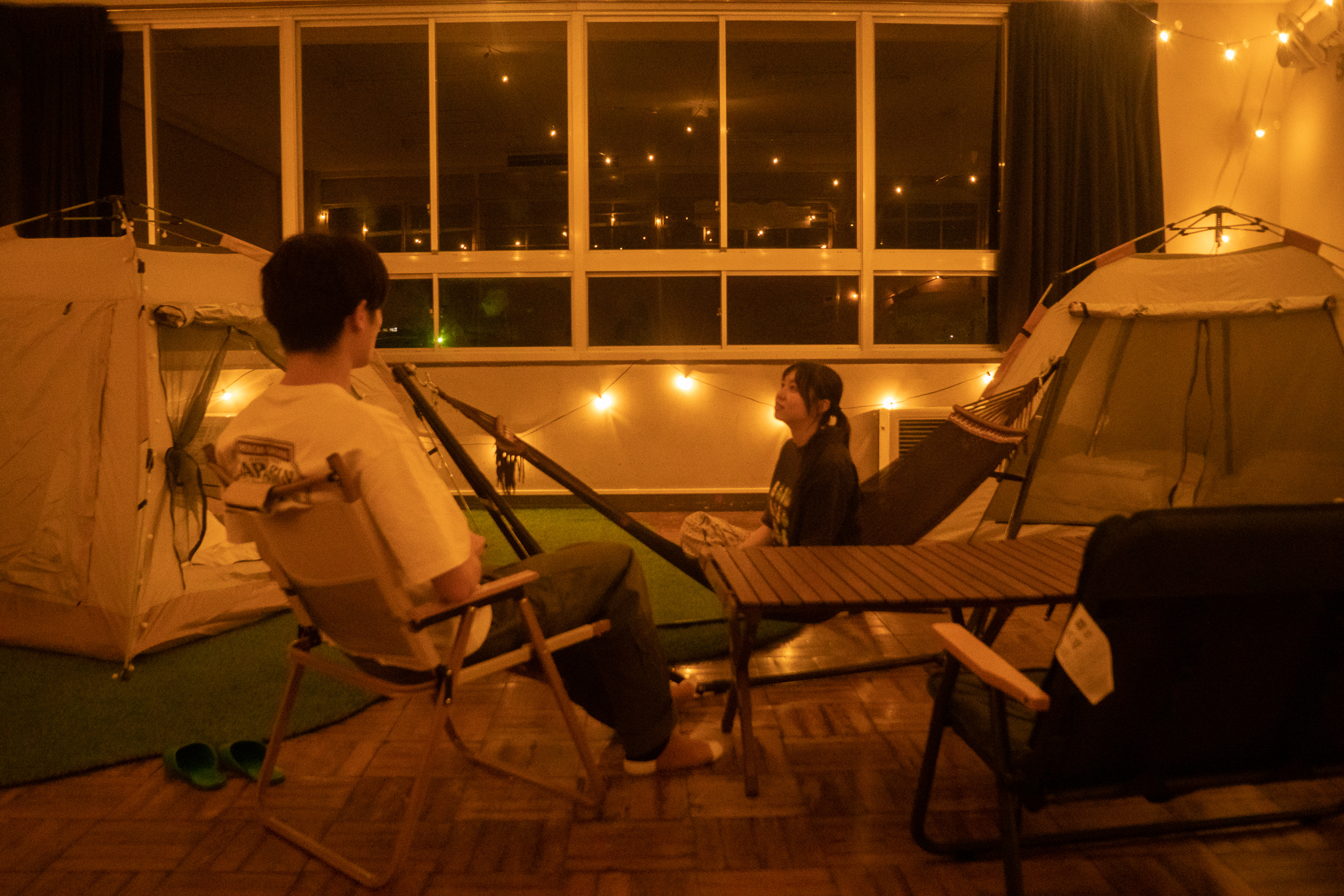 【教室グランピング】ハンモック学校の教室で仲間と語らう夜。