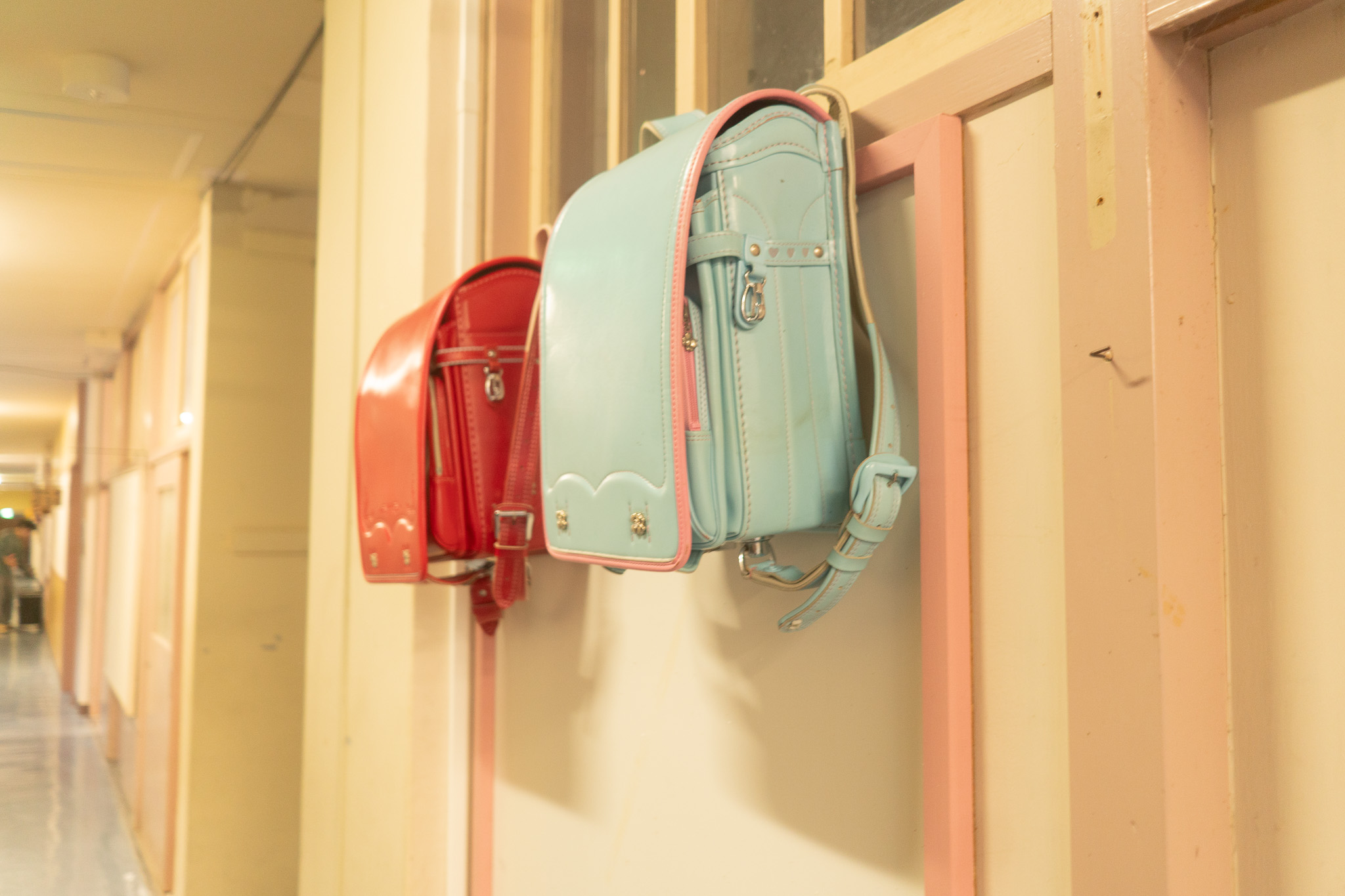 卒業生から寄付いただいた、ランドセル。記念に背負って思い出の写真をぜひ！