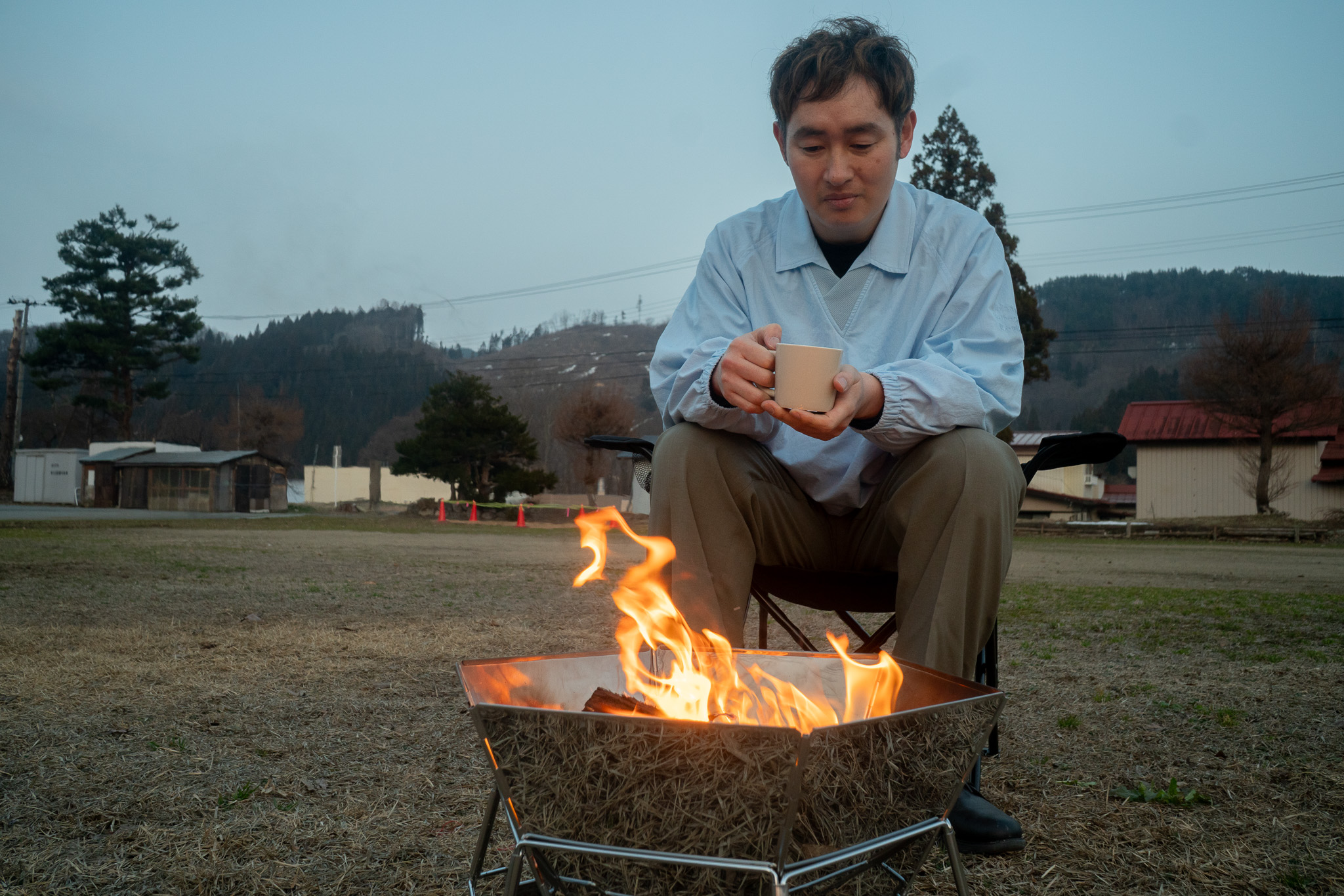【焚き火】ソロキャン気分で焚き火をしながら、買ってきた夕食とビールで乾杯。
