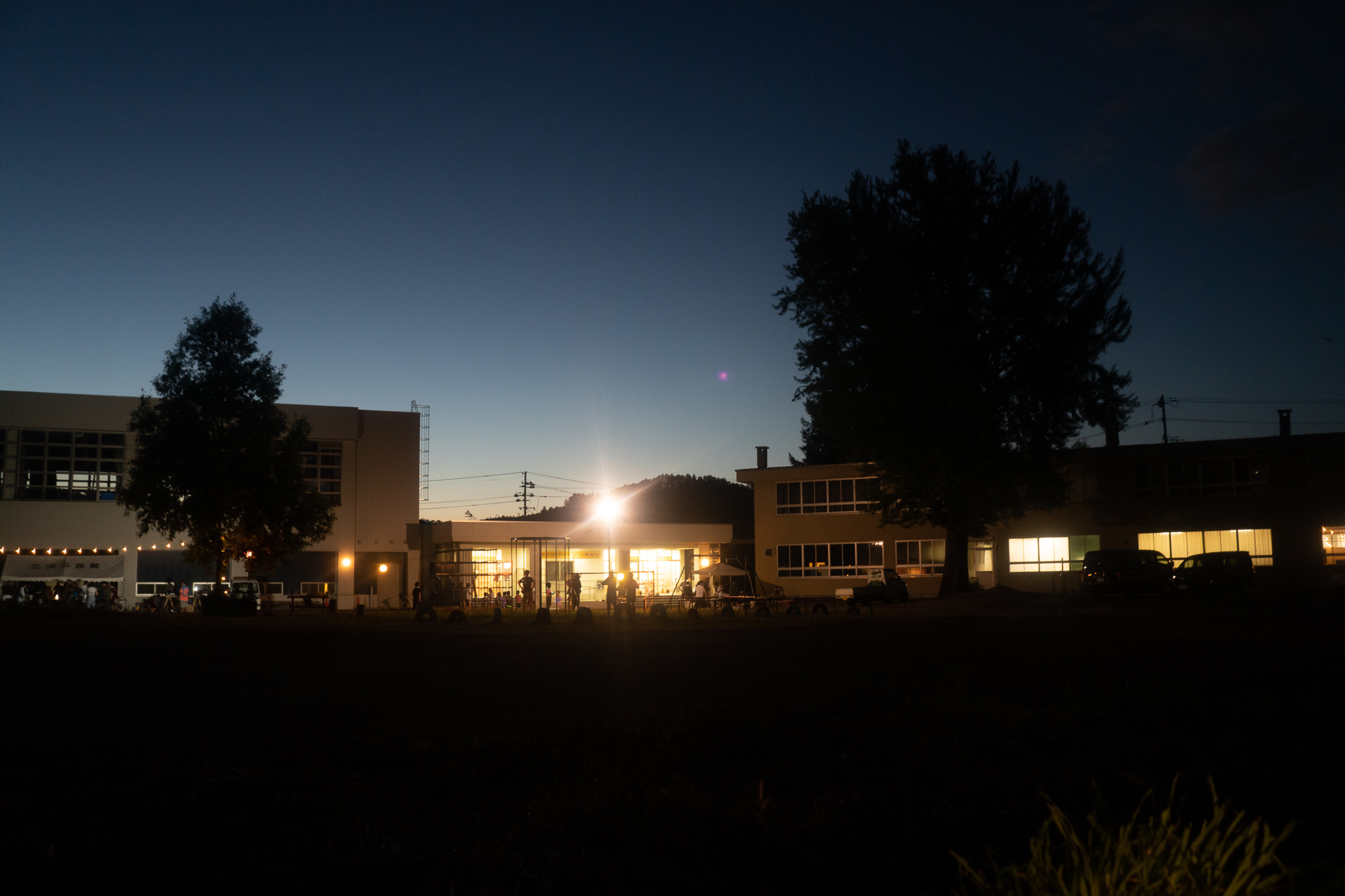 高いビルが一切ない、大きな空。天気がいいと満点の星空が広がります。