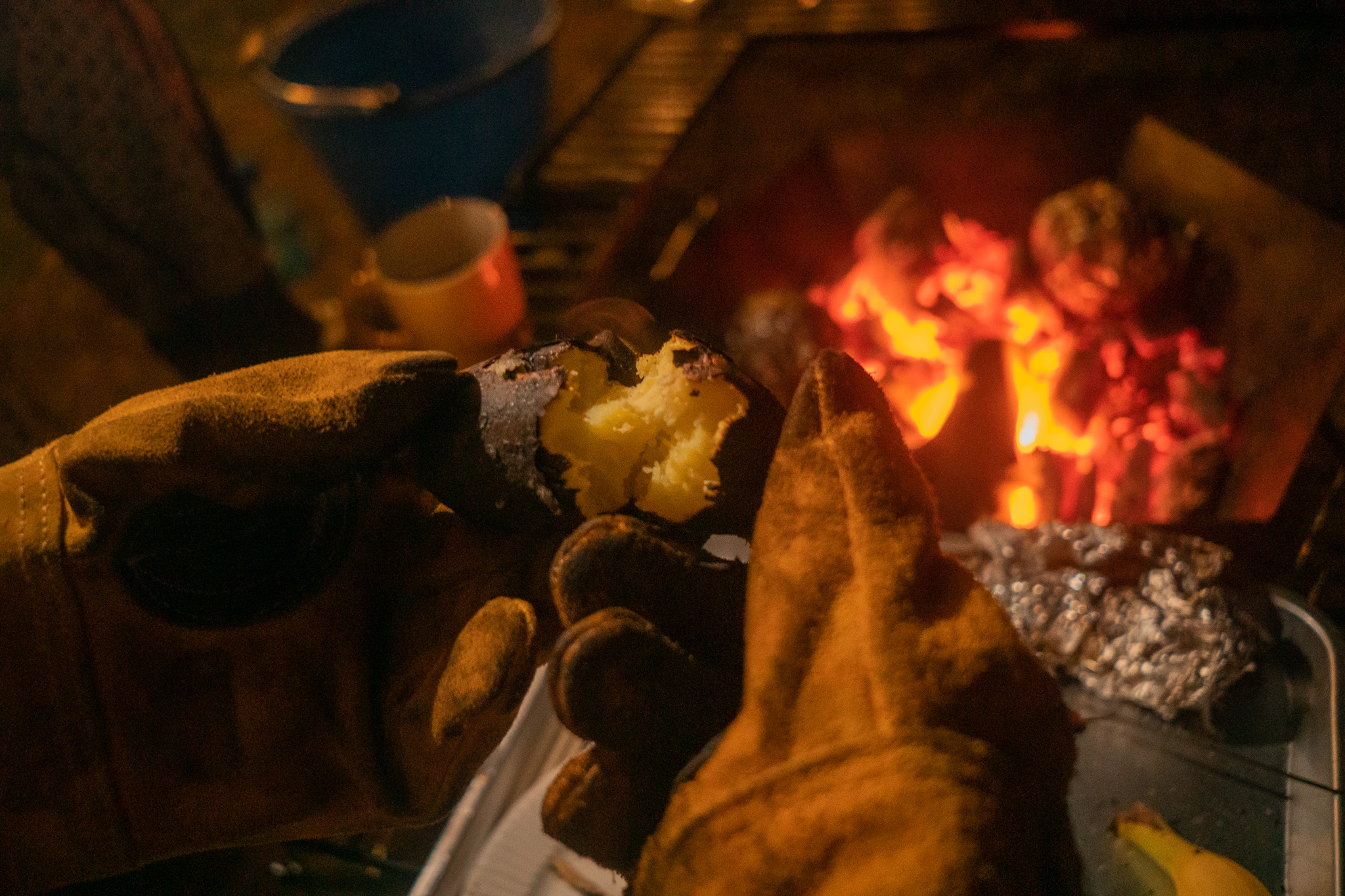 焚き火の中に、焼き芋・焼きバナナ・焼きマシュマロ。いつかやってみたかったアウトドア飯を楽しむ。