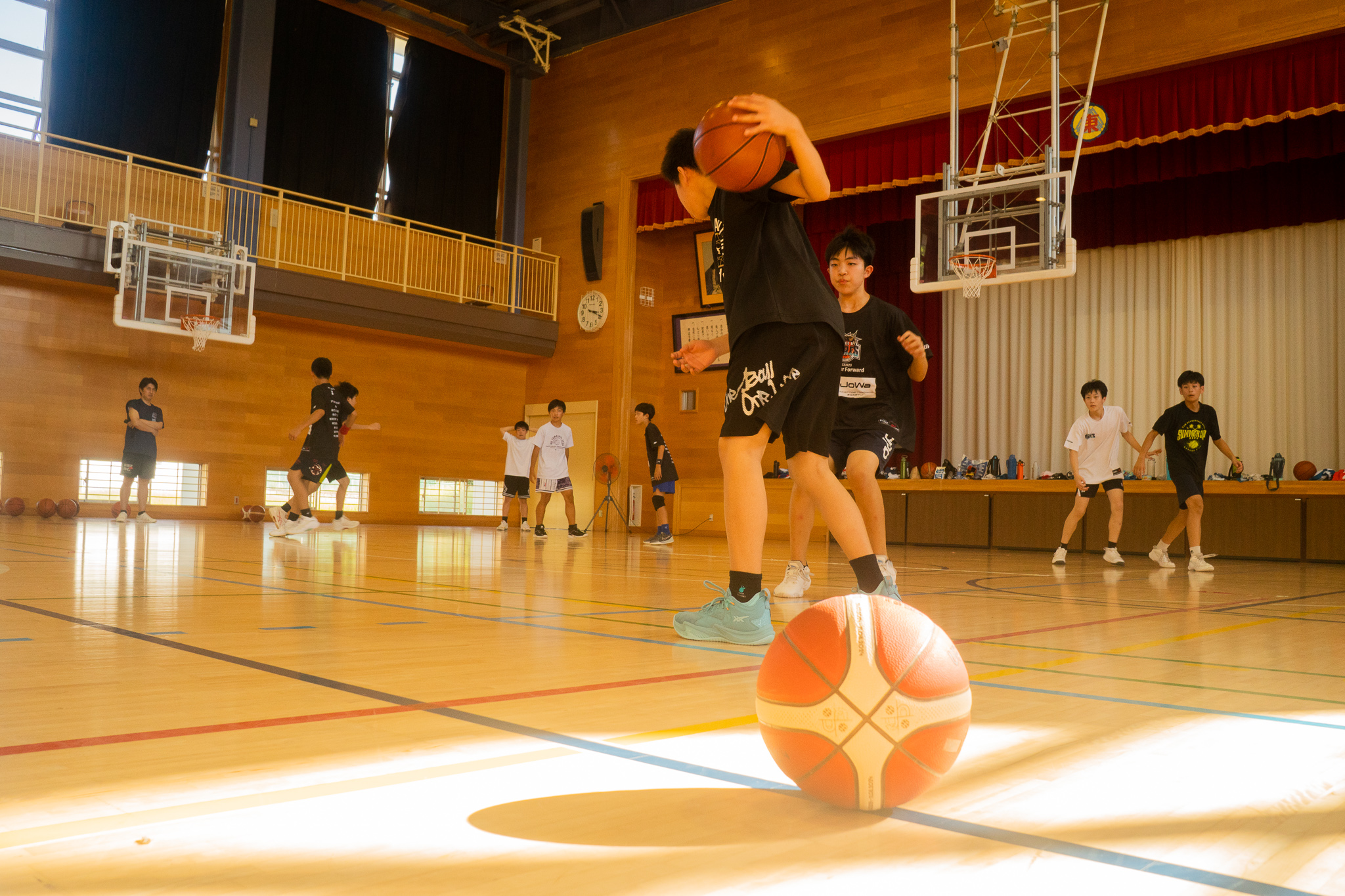 バスケコート1面、ミニバスコート2面取れる広々な体育館。