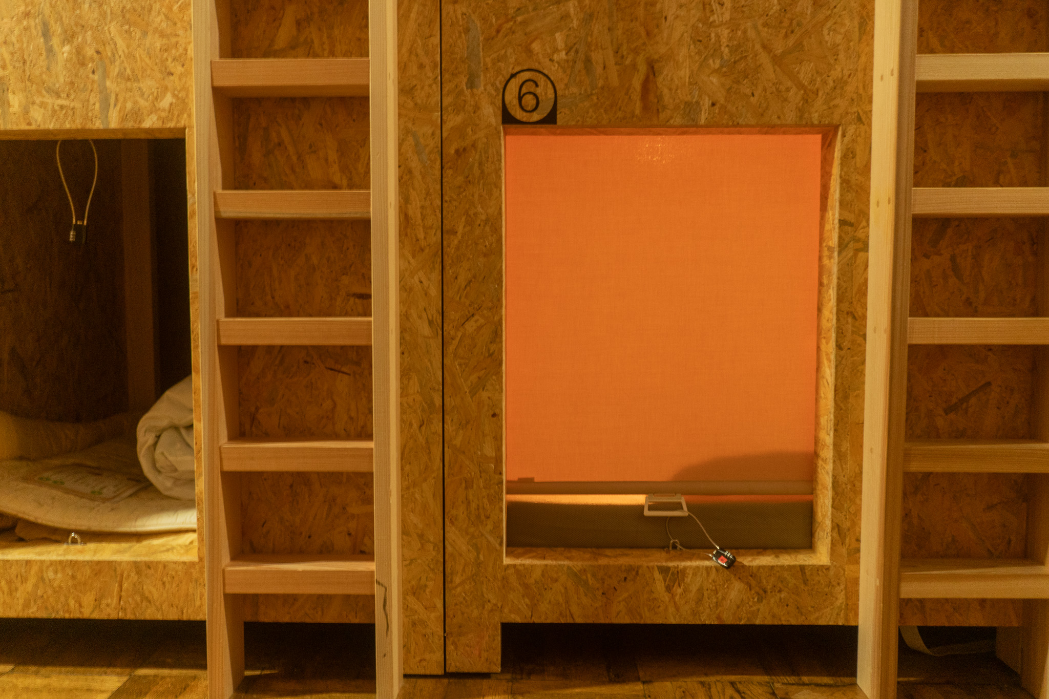 【秘密基地型ベッド】カーテンが閉まり、安心なプライベート空間。