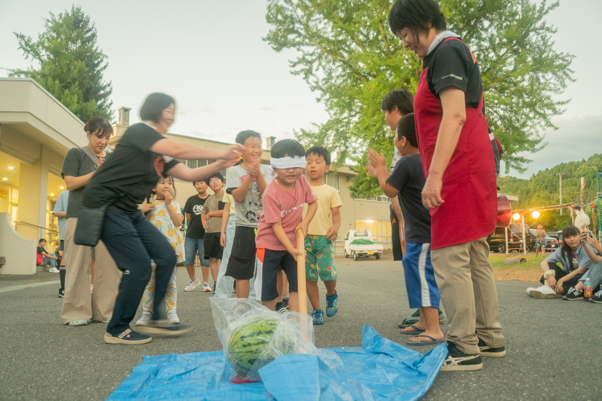 校庭で持ち込みでスイカ割りをする方も！