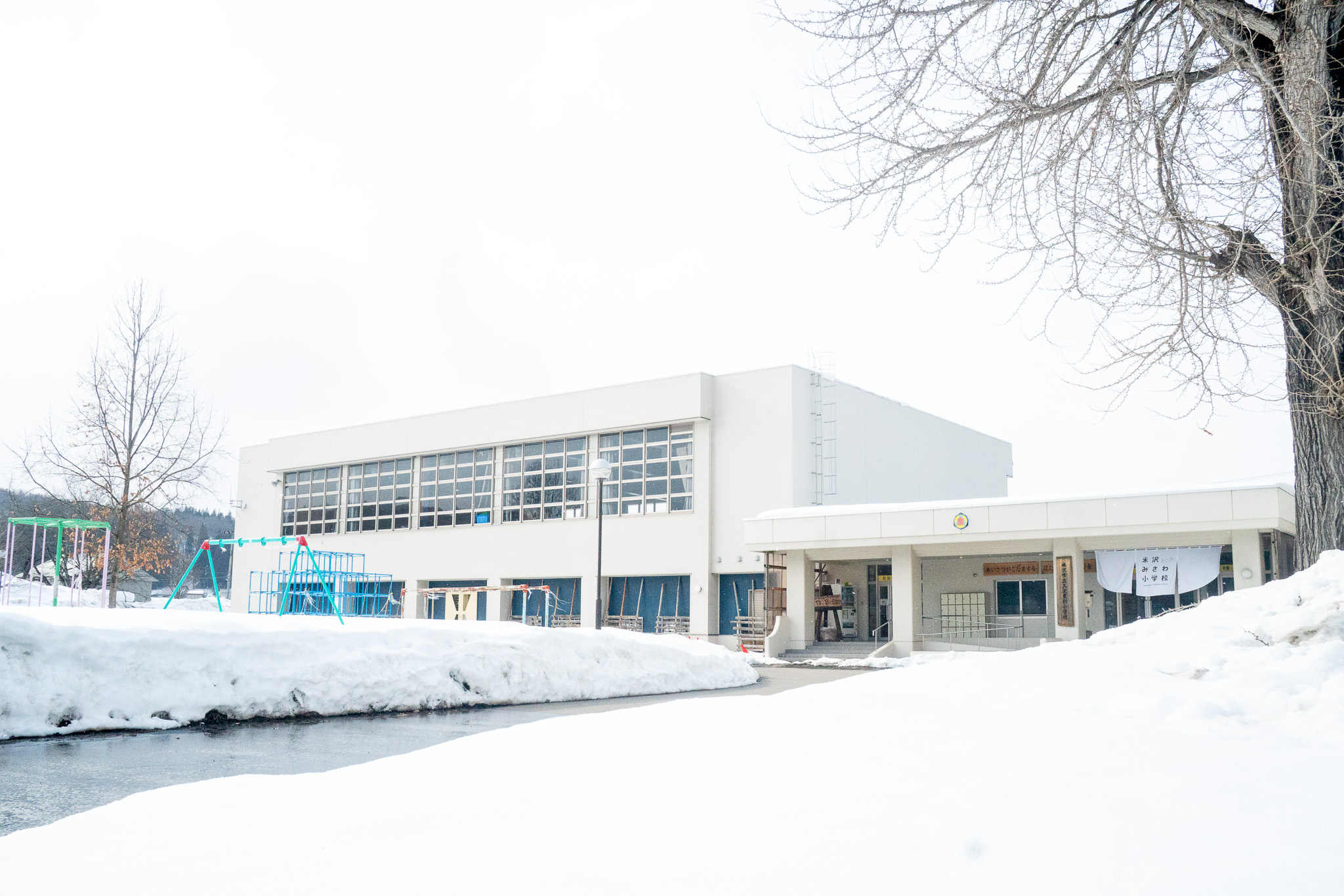 冬の校庭。一面真っ白な校庭は、東北の雪国らしい風景です。