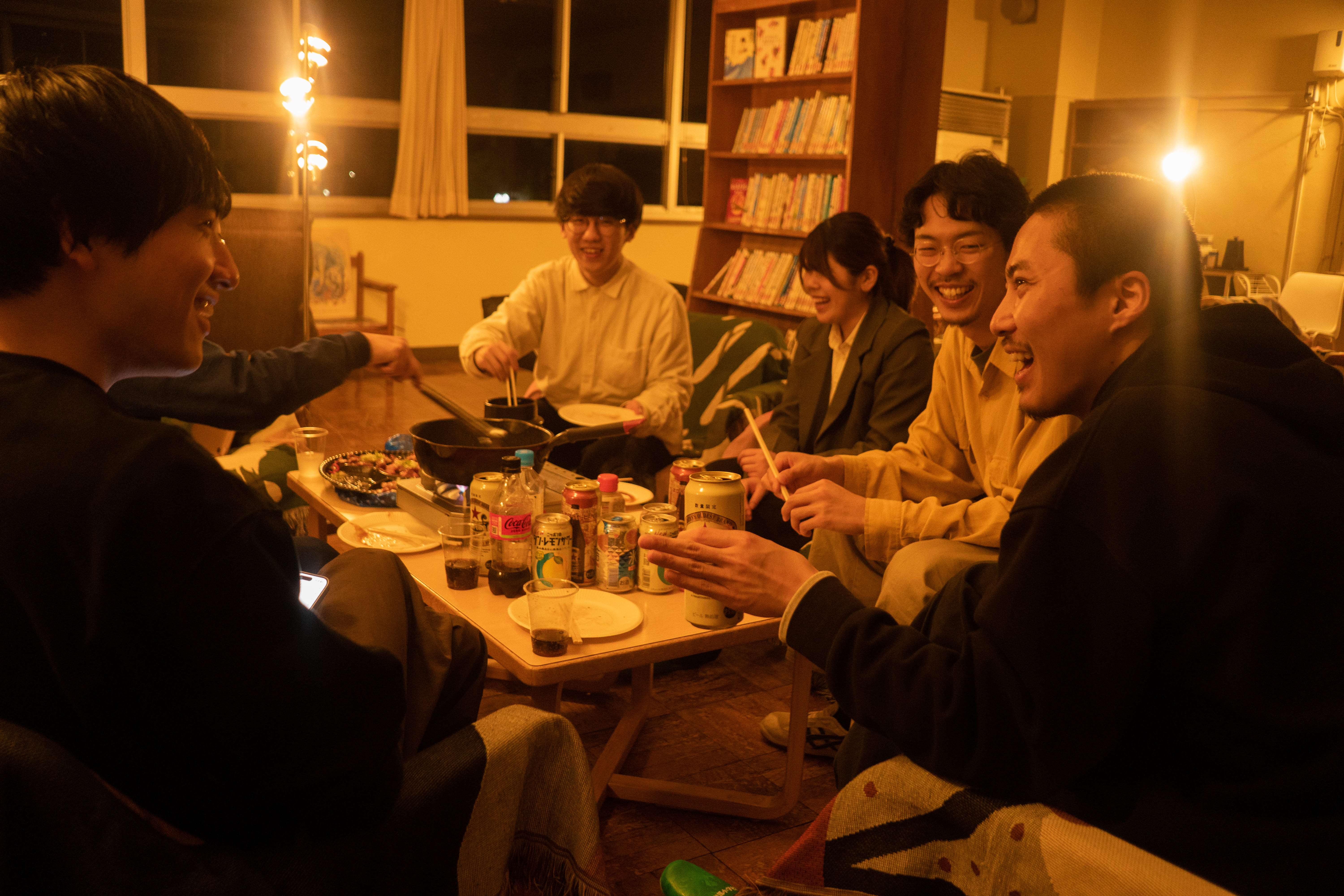 元図書室で仲間と語らう夜。夜時間がさらに楽しく。