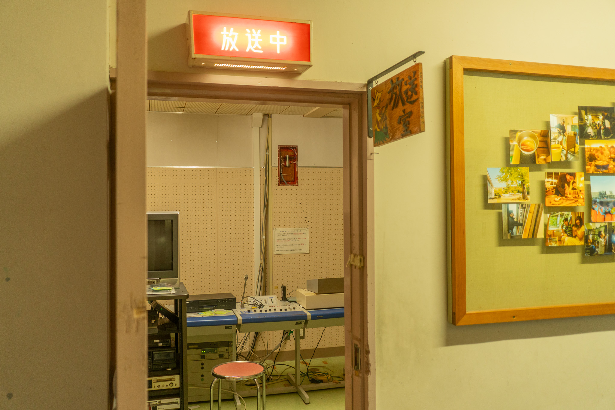 校舎貸切宿泊の方限定！放送室の館内マイクを使って、学校かくれんぼができちゃう。