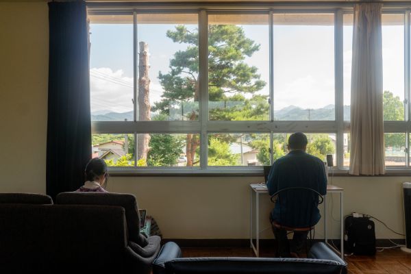 【スローな時間】新緑の山々と雲の流れを眺める午後。