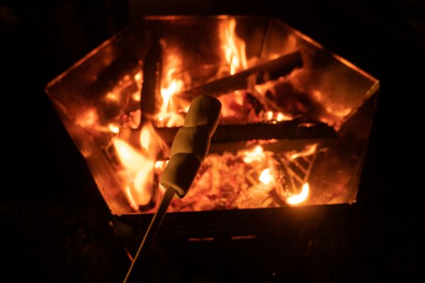 【焚き火】ソロキャン気分で焚き火をしながら、買ってきた夕食とビールで乾杯。