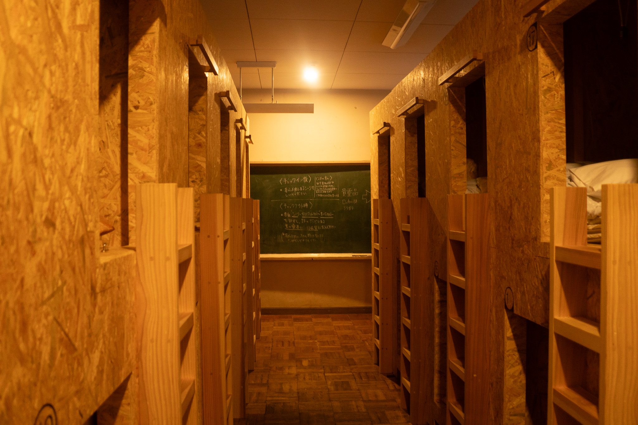 【秘密基地型ベッド】男女別部屋。各部屋に18人まで。