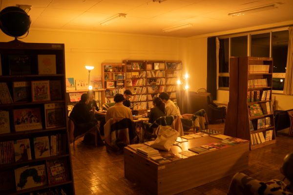 【ラウンジ】夕食や飲み会も夜の学校で！