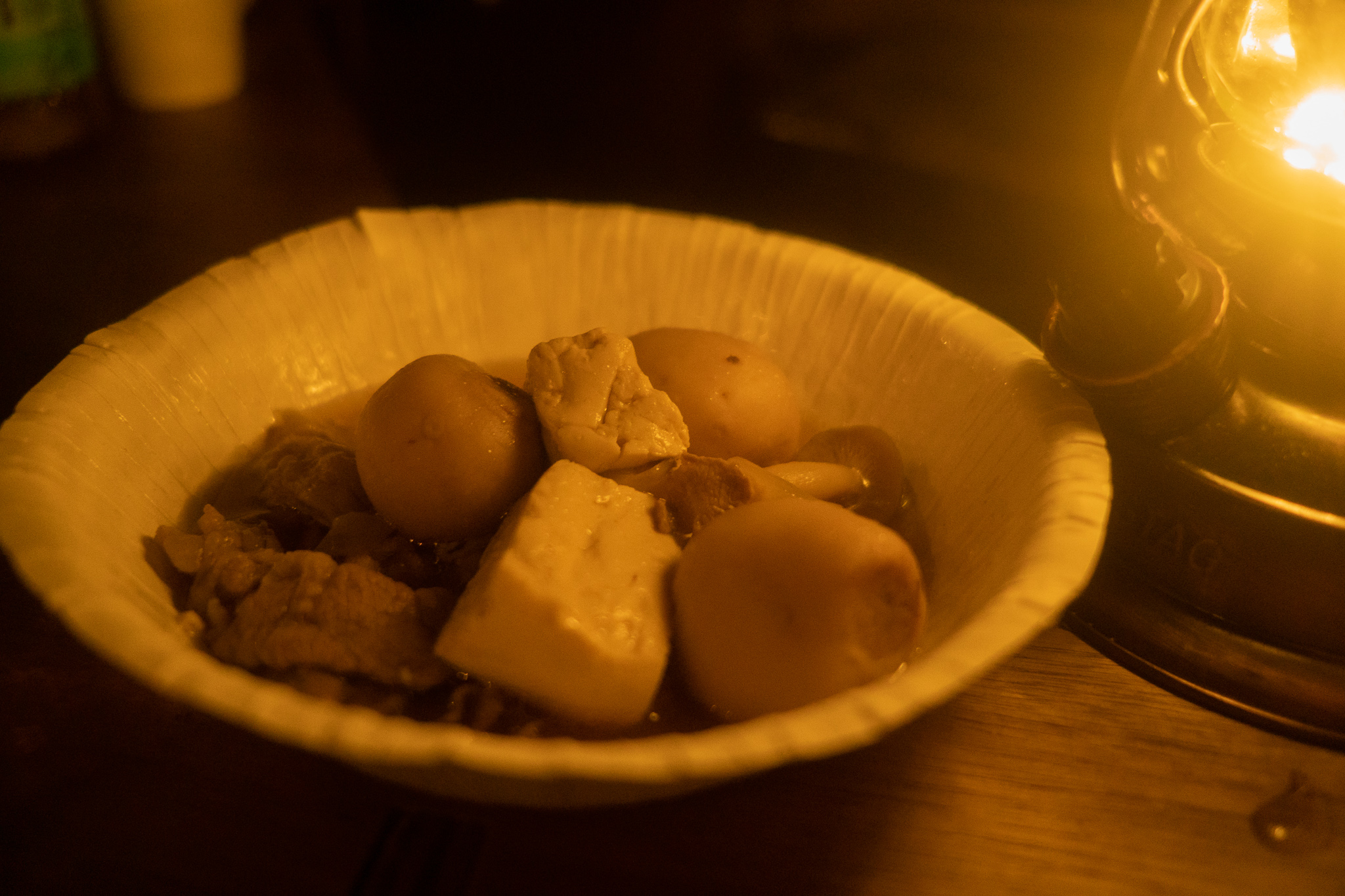 【米沢牛芋煮会】米沢風は、醤油ベース・米沢牛・里芋・こんにゃく・きのこ・豆腐・ネギ入り