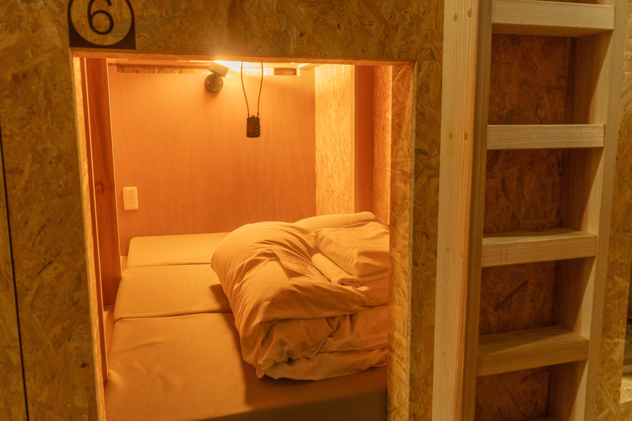 【秘密基地型ベッド】子どもの頃に憧れた、押入れ暮らしの 快適版のような空間。