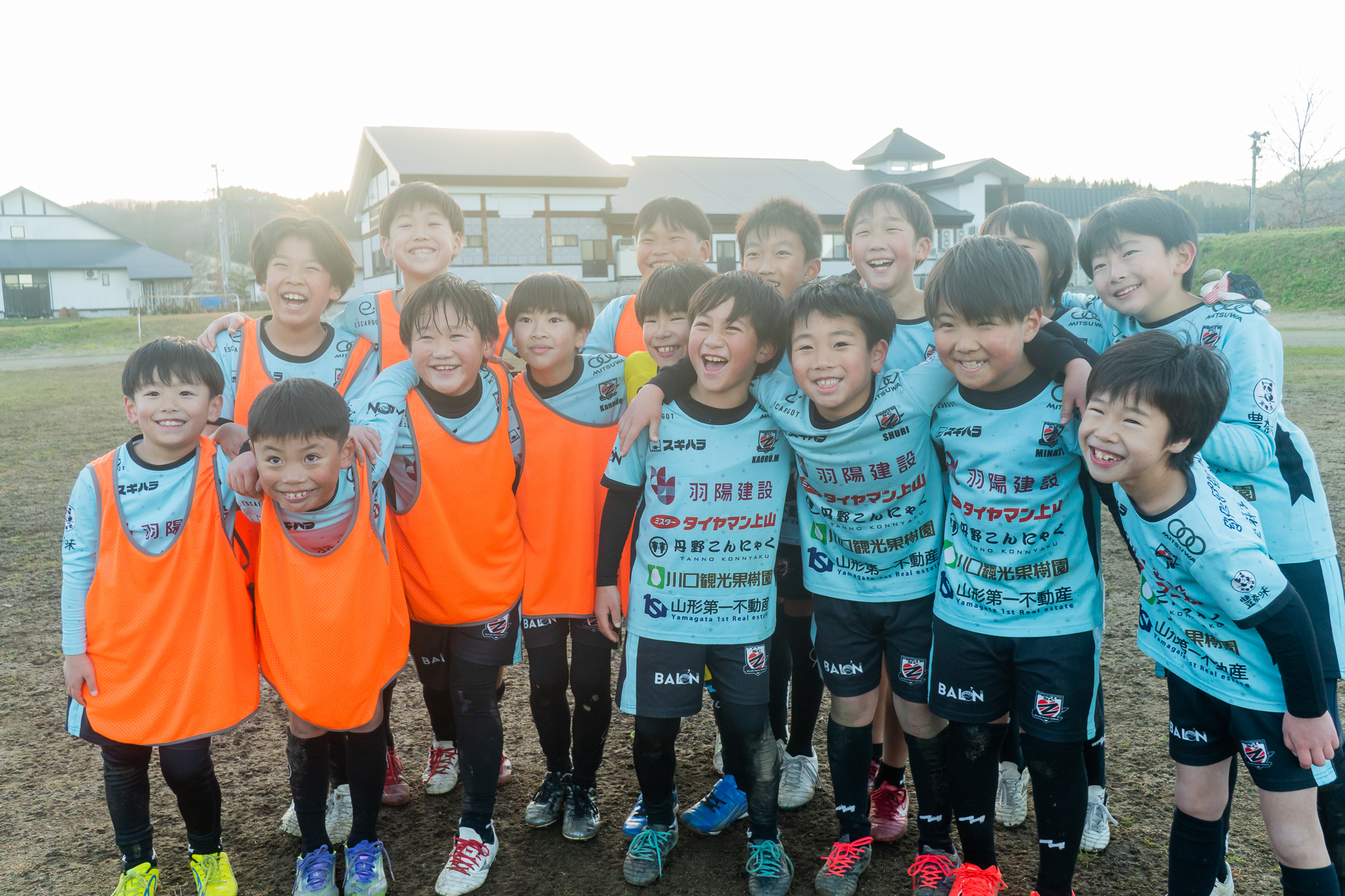 校庭で思いっきりサッカー