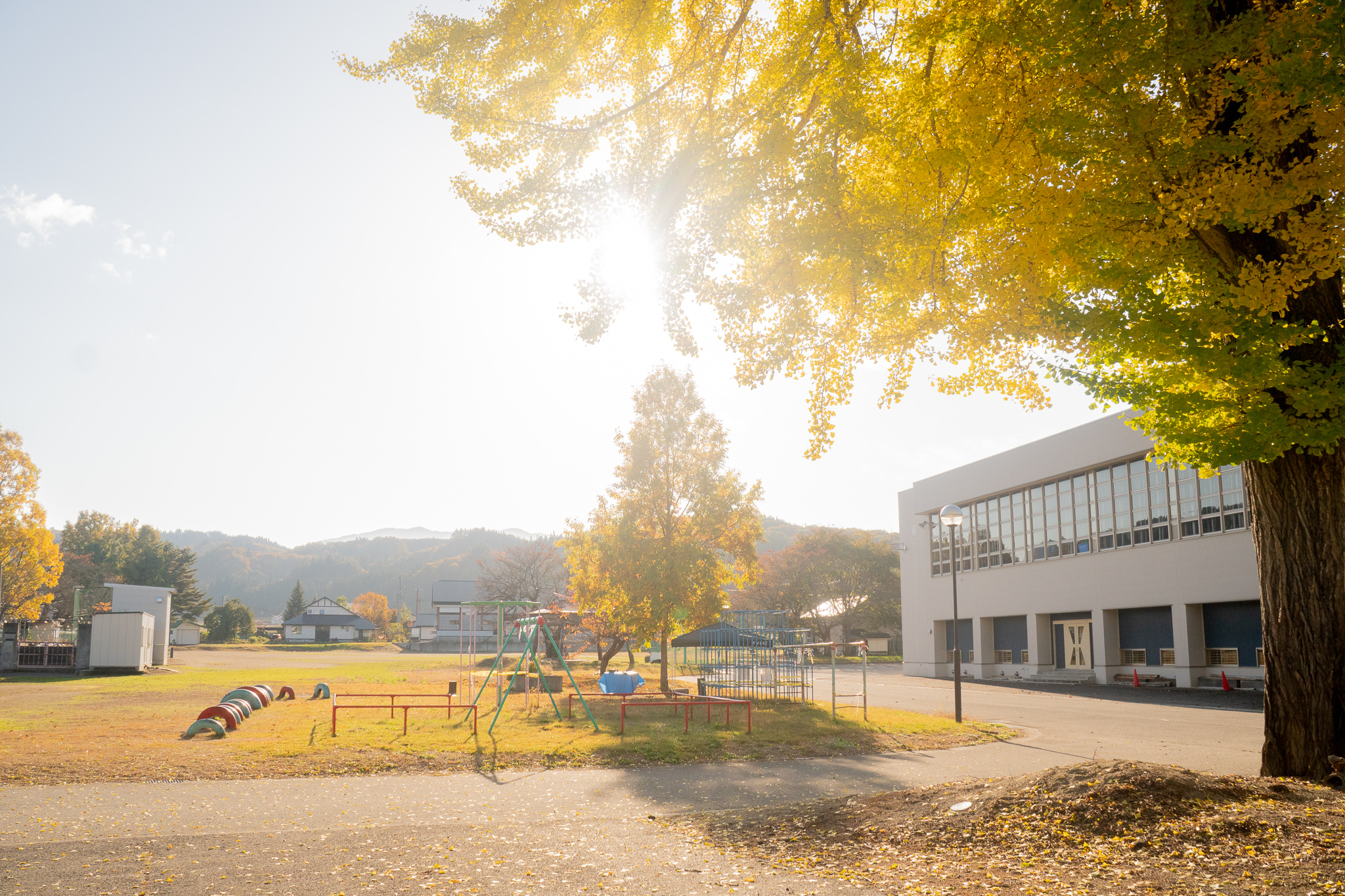 山の麓の元小学校。朝は小鳥の声がきこえるほど、のどかなステイ。