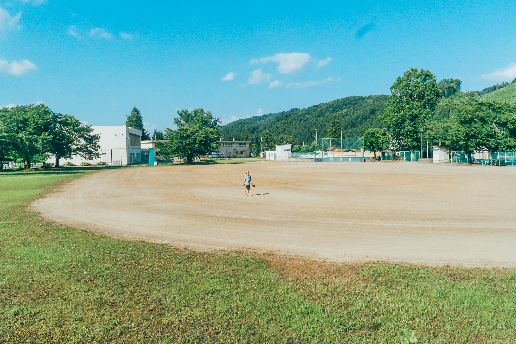 自然に囲まれた元小学校。穏やかな風景。