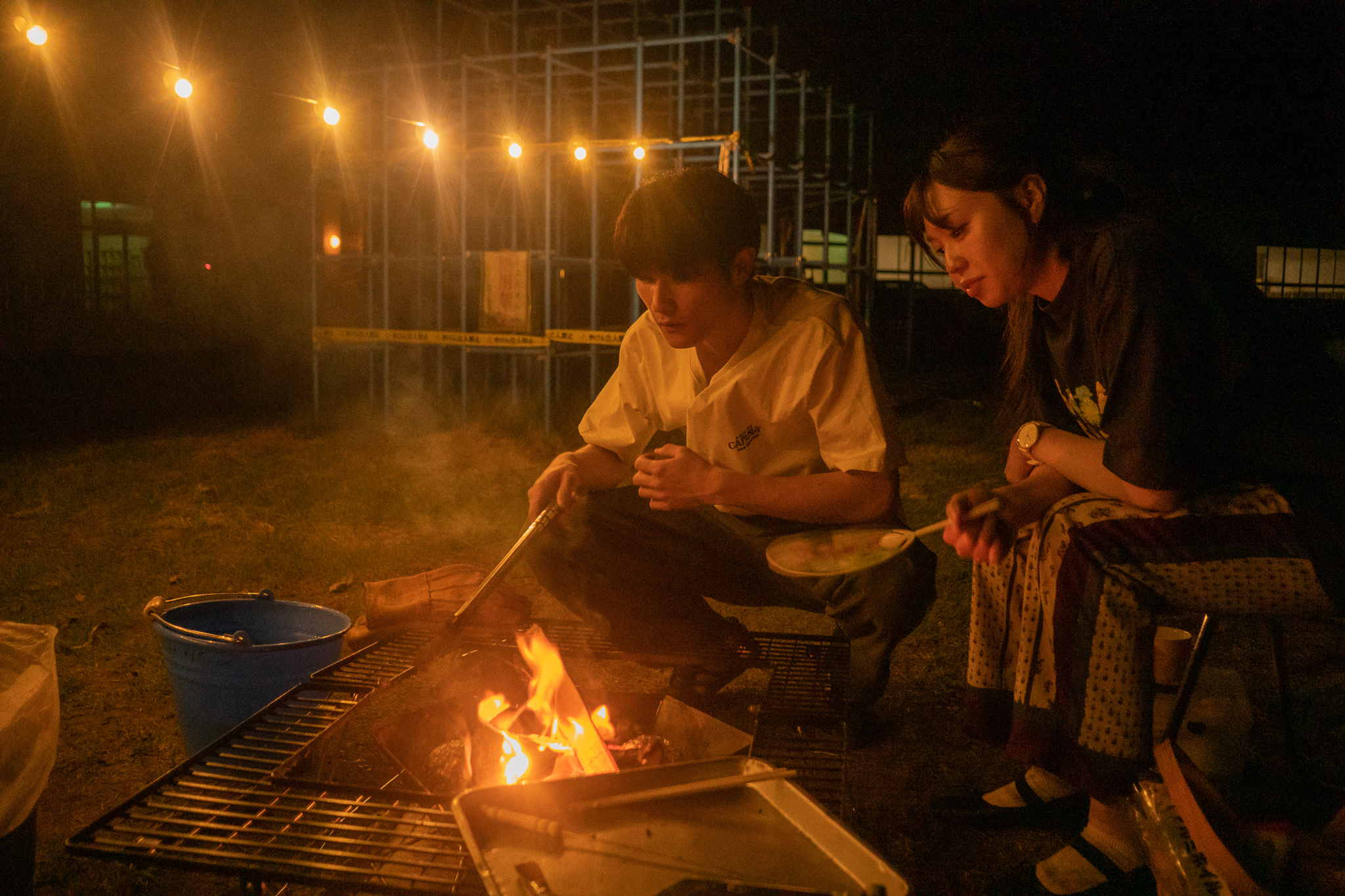 星空の下で、焚き火タイム。炎が仲間との会話を弾ませます。