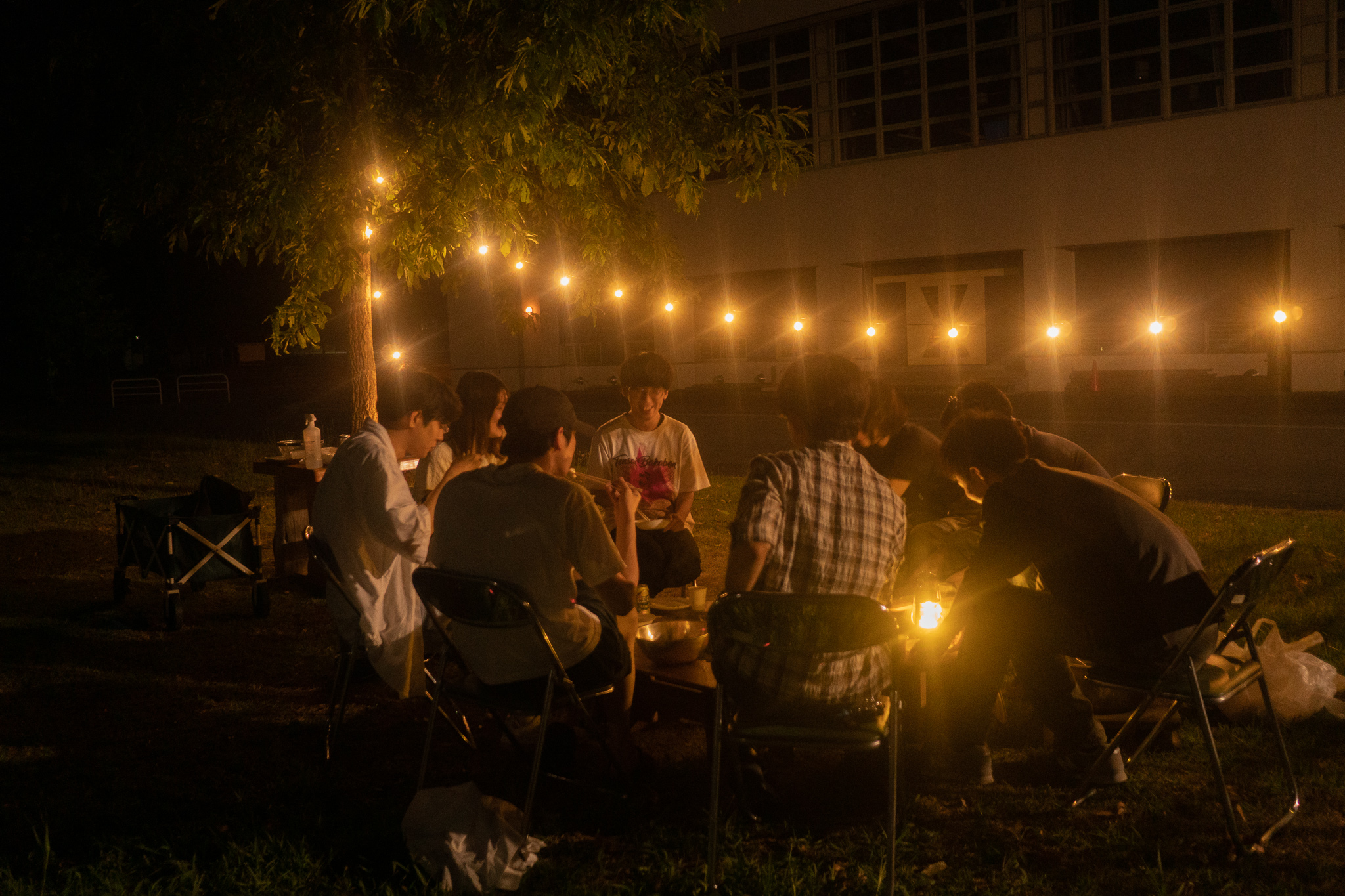 【米沢牛芋煮会】出来上がるまでは、焚き火を囲んでチルな時間。