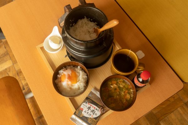 【朝食】地産地消の釜飯TKGで、贅沢な朝を。
