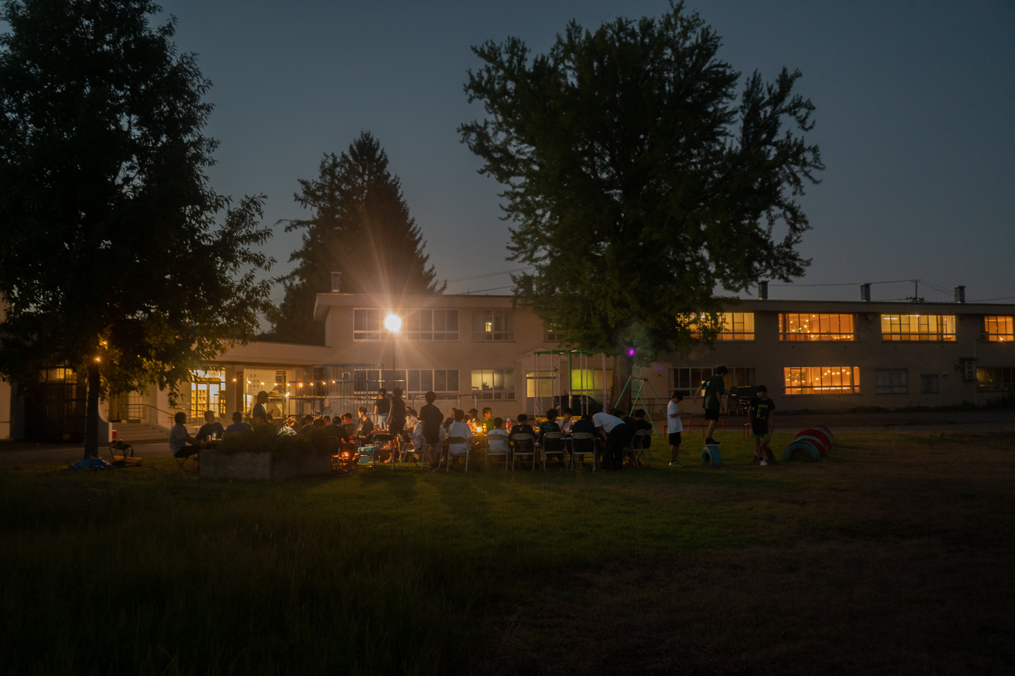 夕暮れの校庭。山の匂いと、涼しい風がBBQにぴったりです。