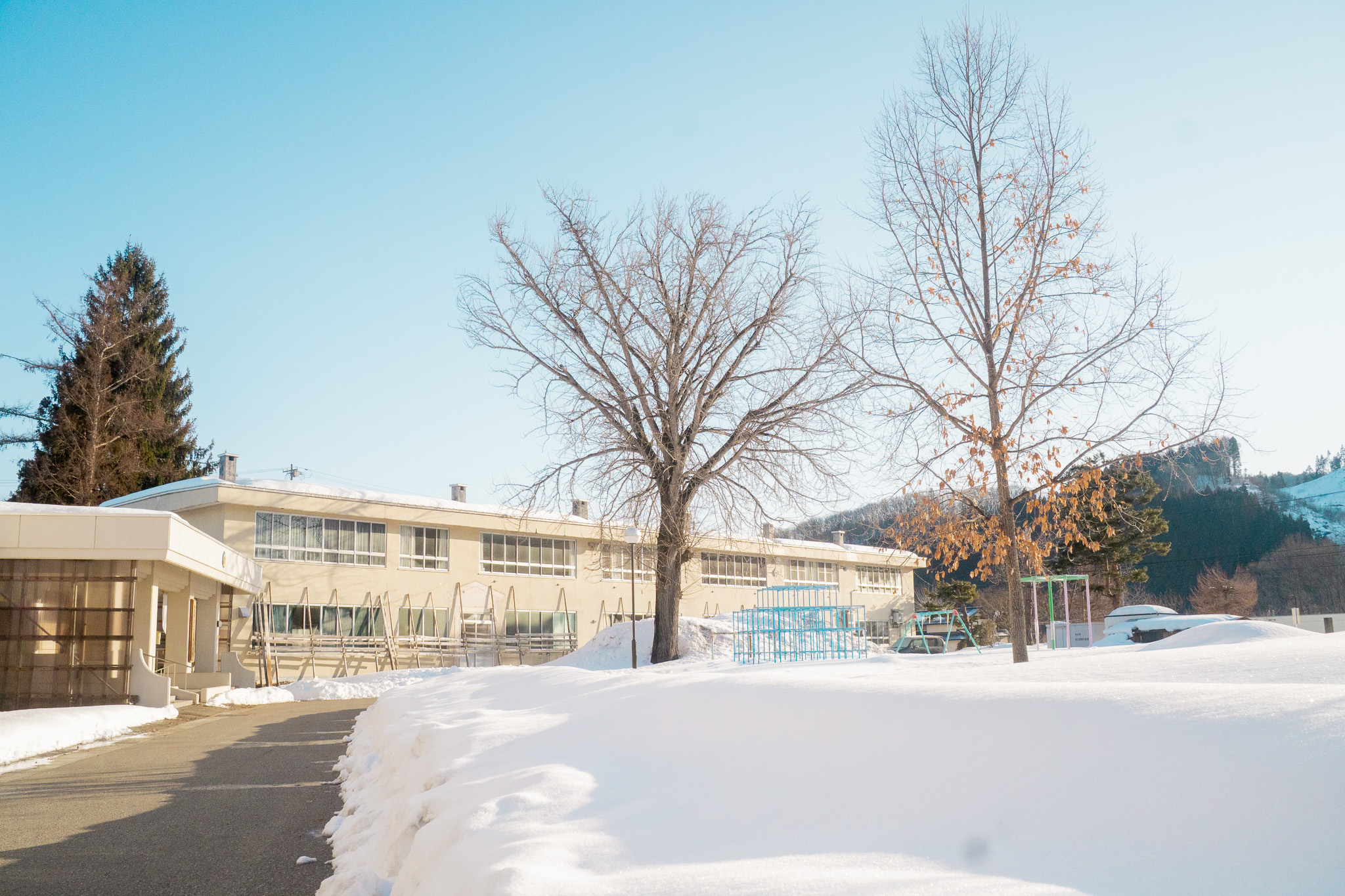 12月下旬〜3月中旬頃は、校庭に雪が広がります。