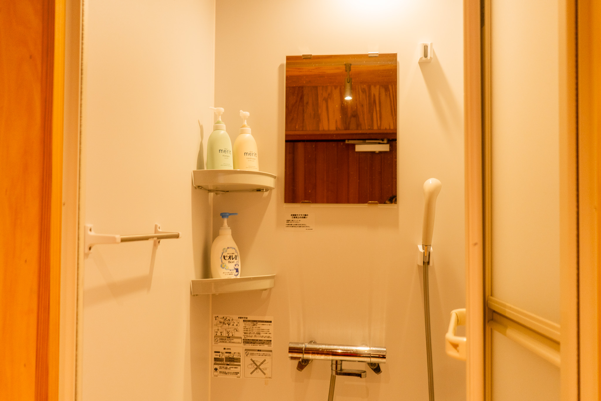 シャワールームでアウトドア後のリフレッシュを