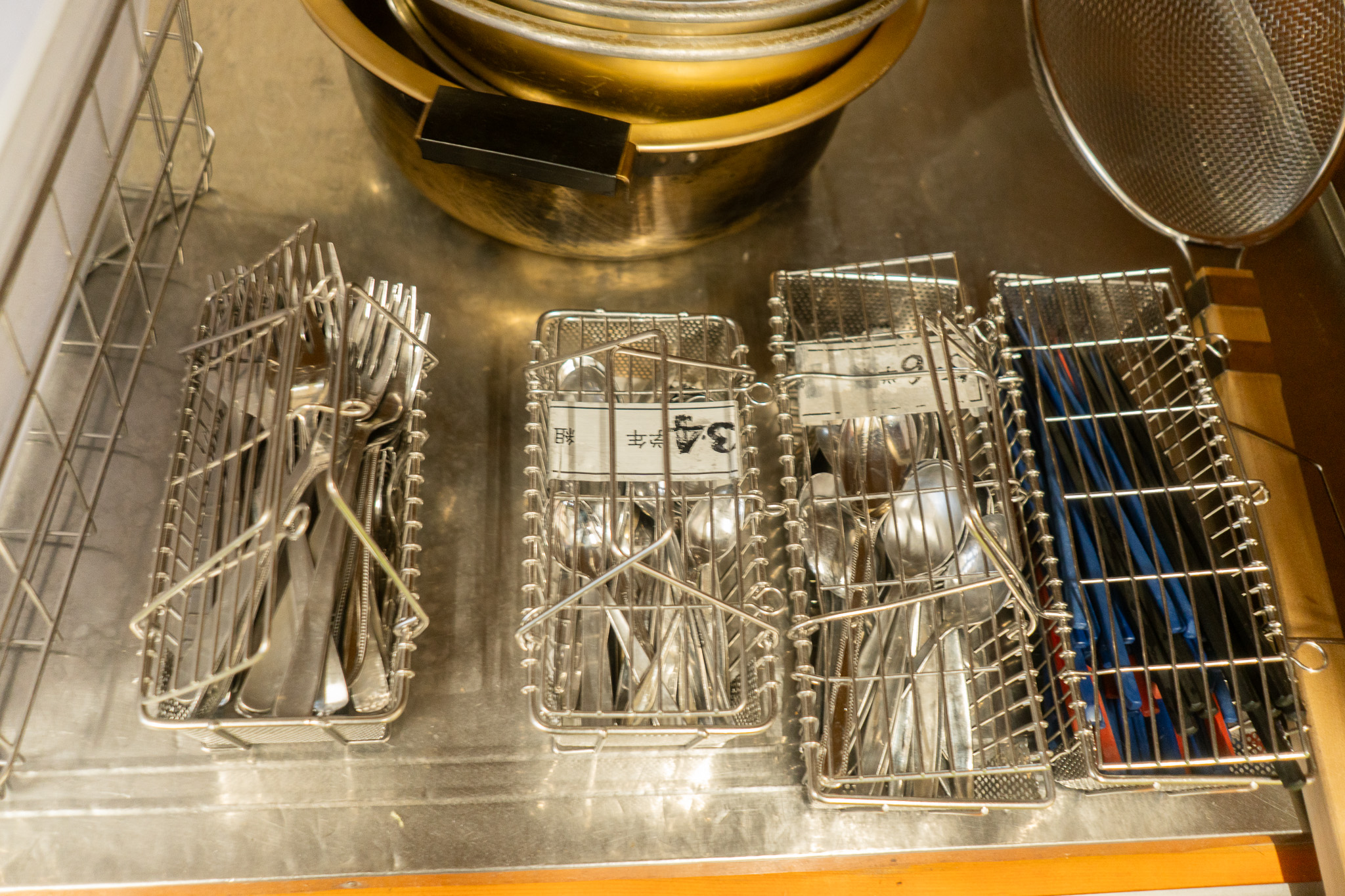 箸・スプーン・フォークあります。コップはないので紙コップを持参ください。