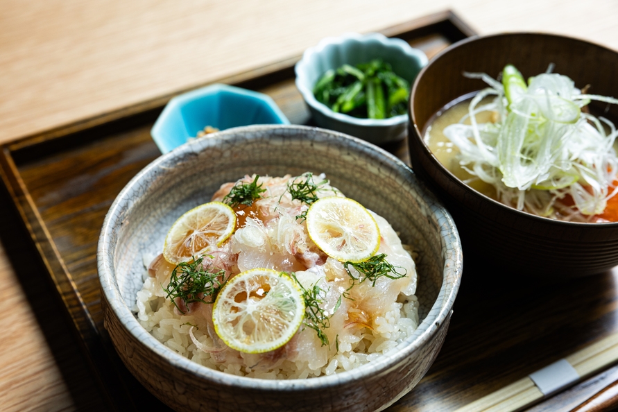 【朝食付】甚六朝市食堂の海鮮丼で朝ごはんプラン