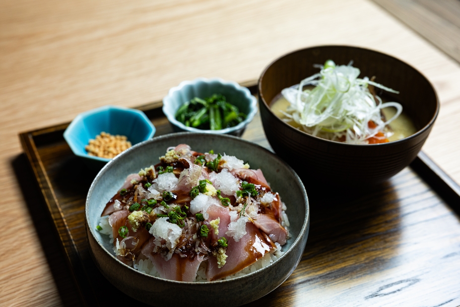 【朝食付】甚六朝市食堂の海鮮丼で朝ごはんプラン