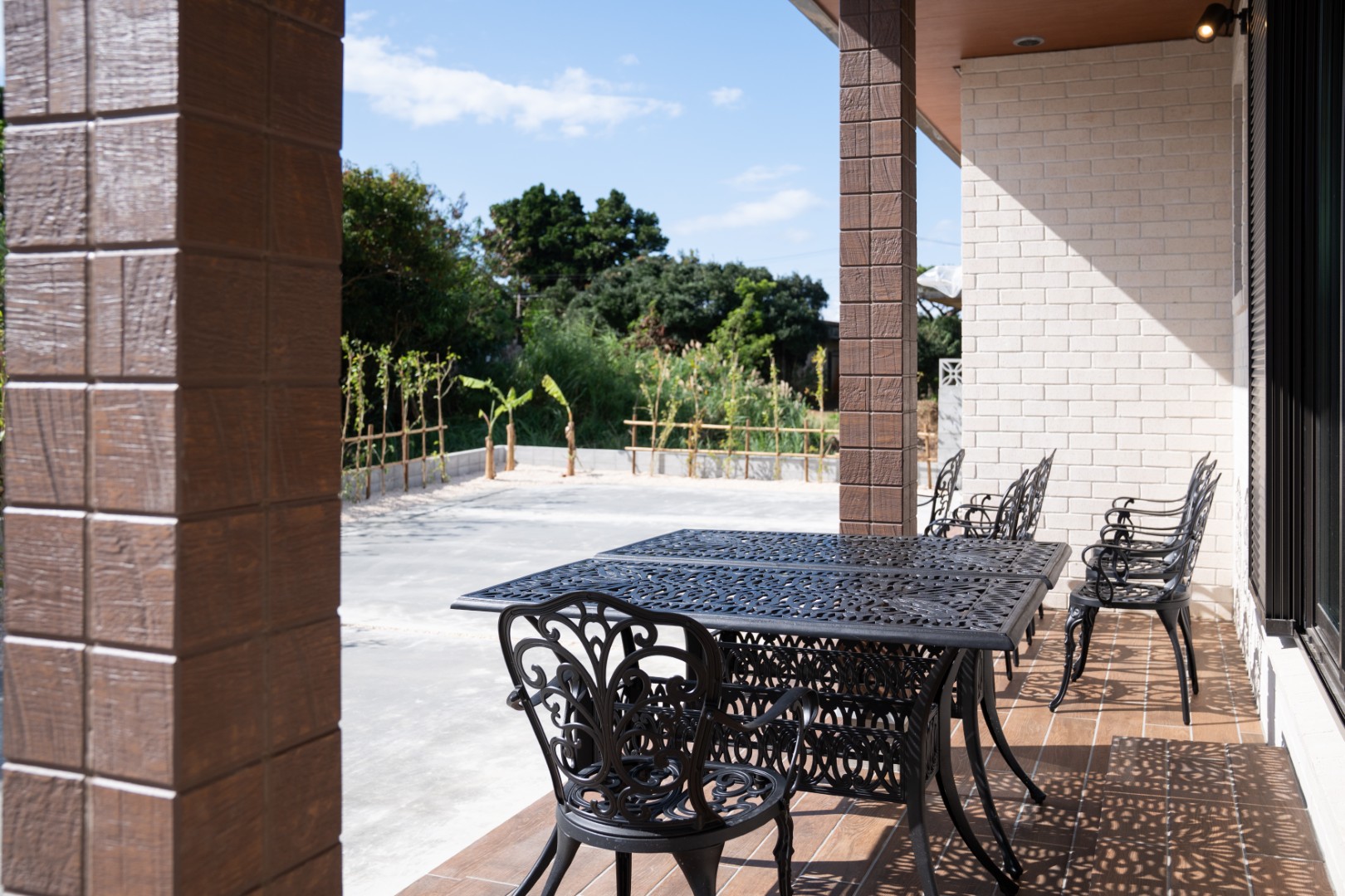 椰子の木、バナナ、シークワーサー、色とりどりのハイビスカスに囲まれた広い庭で、家族や仲間と本格BBQをゆったり楽しめます