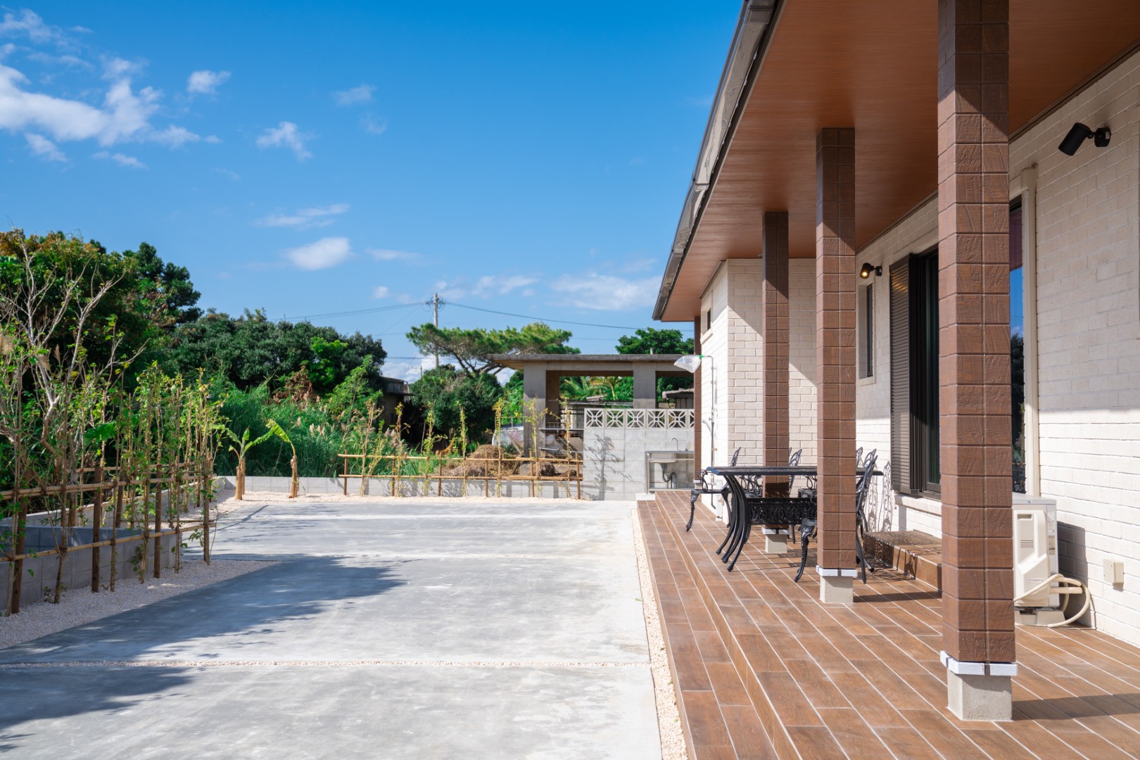 周囲を気にせず過ごせる広々とした敷地に、完全独立型の平屋ヴィラを構えています