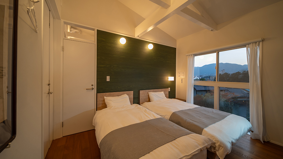 寝室①（セミダブルベッド&times;1、シングルベッド&times;1）