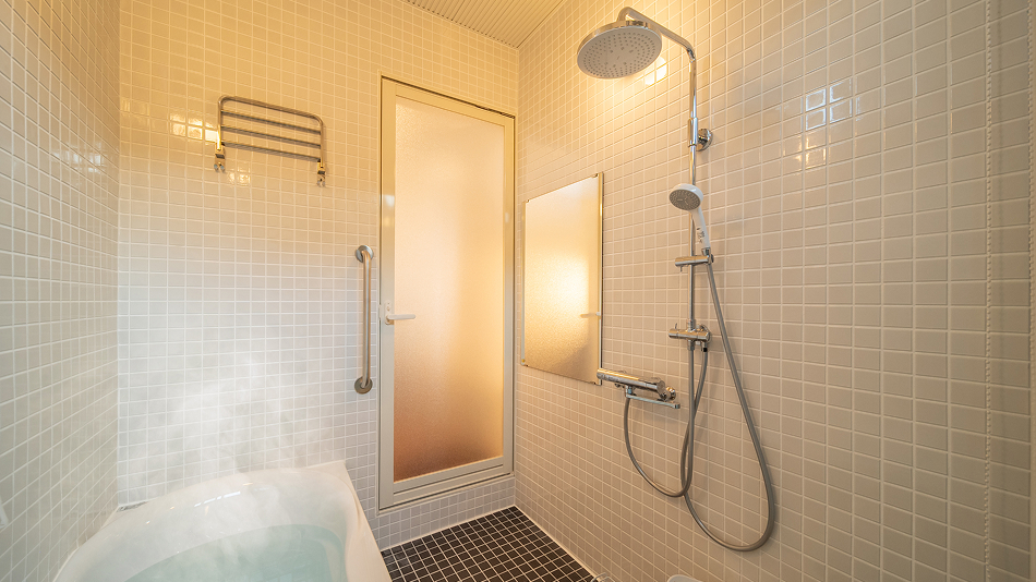 足を伸ばして入ることができる浴槽付きのバスルーム