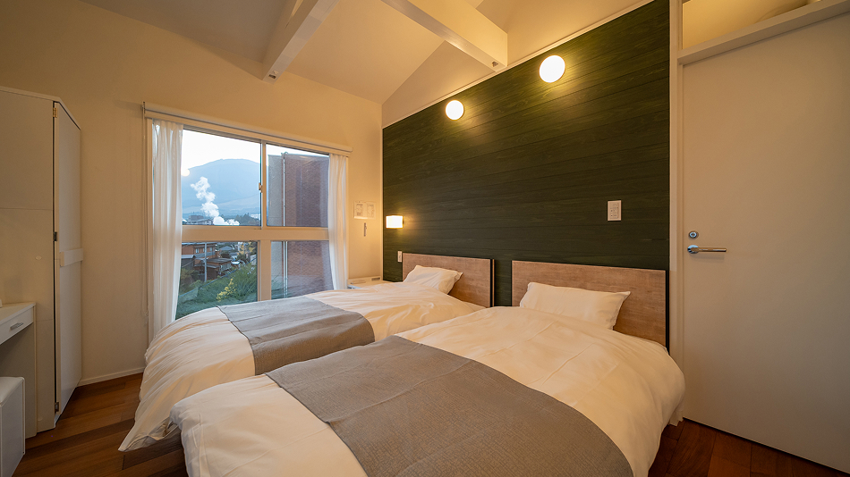 寝室②（セミダブルベッド&times;1、シングルベッド&times;1）