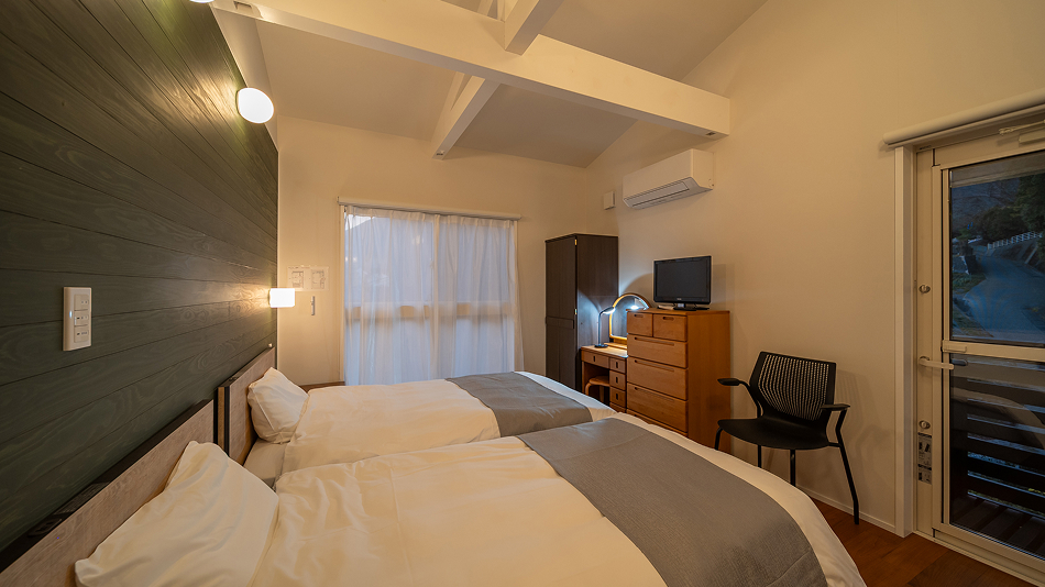 寝室①（セミダブルベッド&times;1、シングルベッド&times;1）