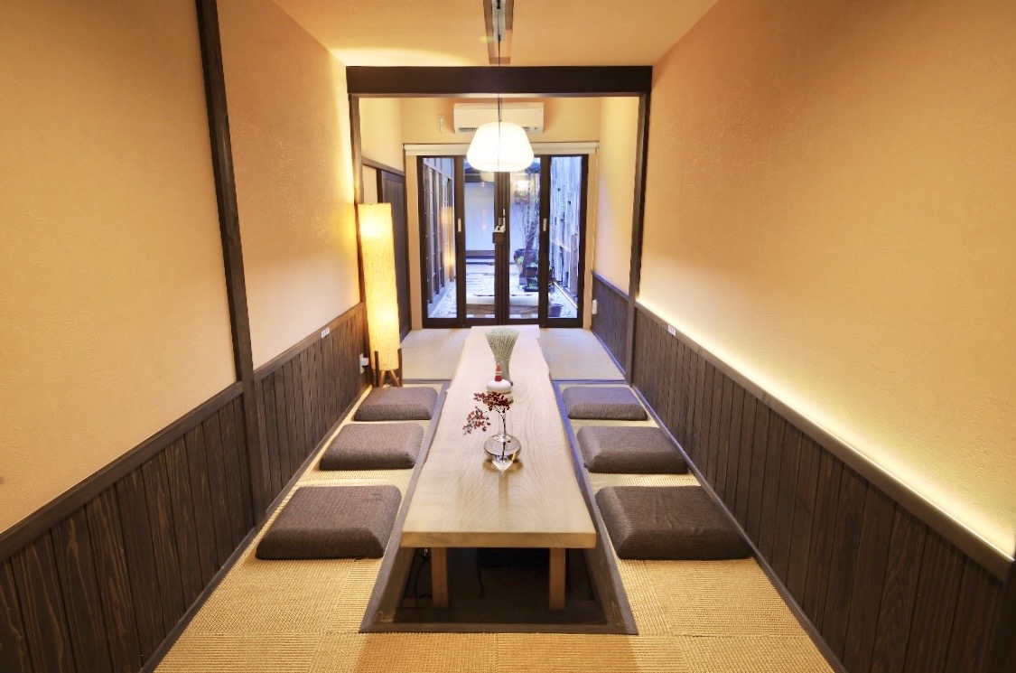 無垢の木の一枚テーブルで団欒できます。