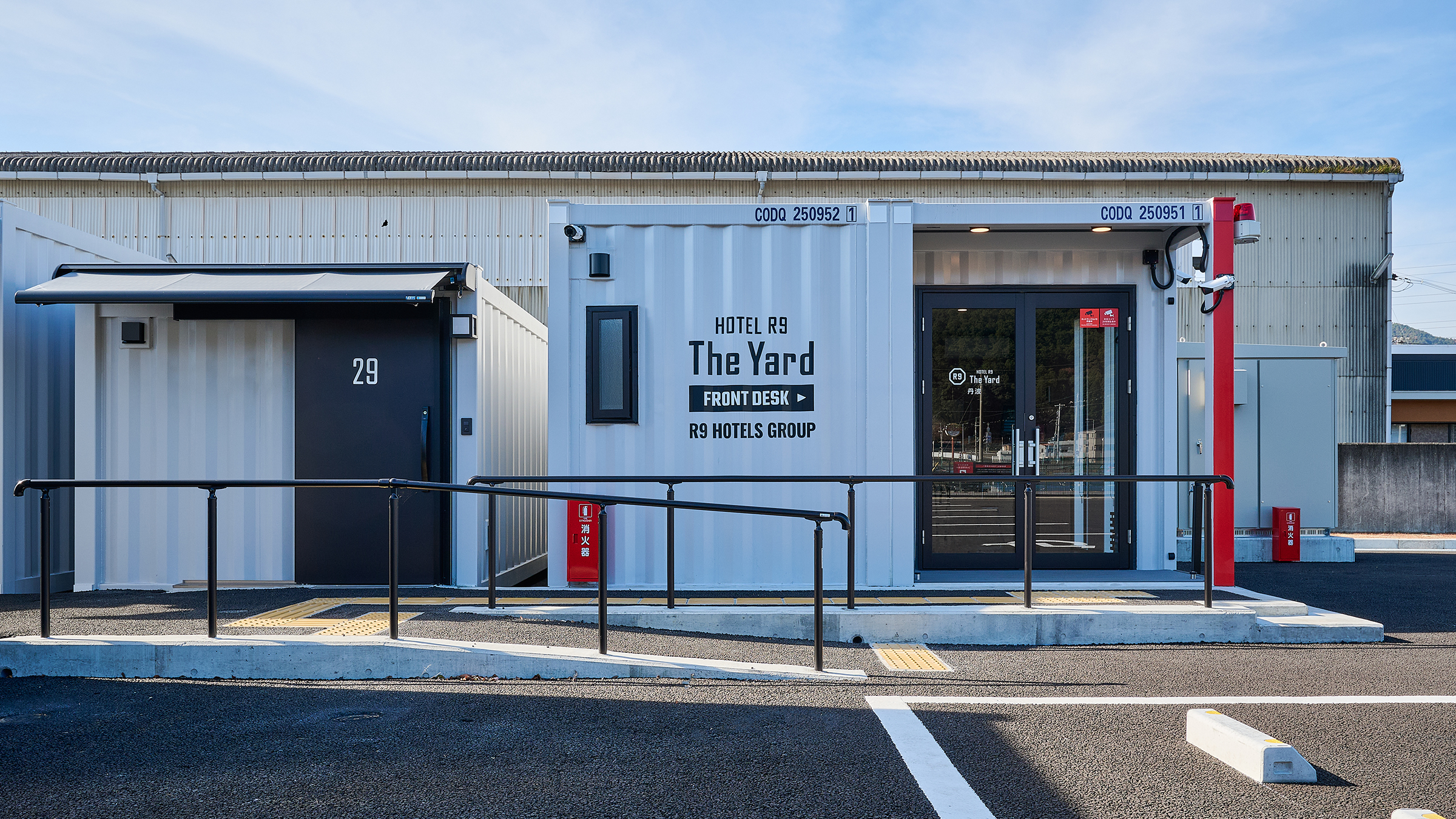 受付、ホットドリンク＆軽食（冷食食品）受け取りコーナー、アメニティーコーナーを完備。まずはこちらにお立ち寄りください！