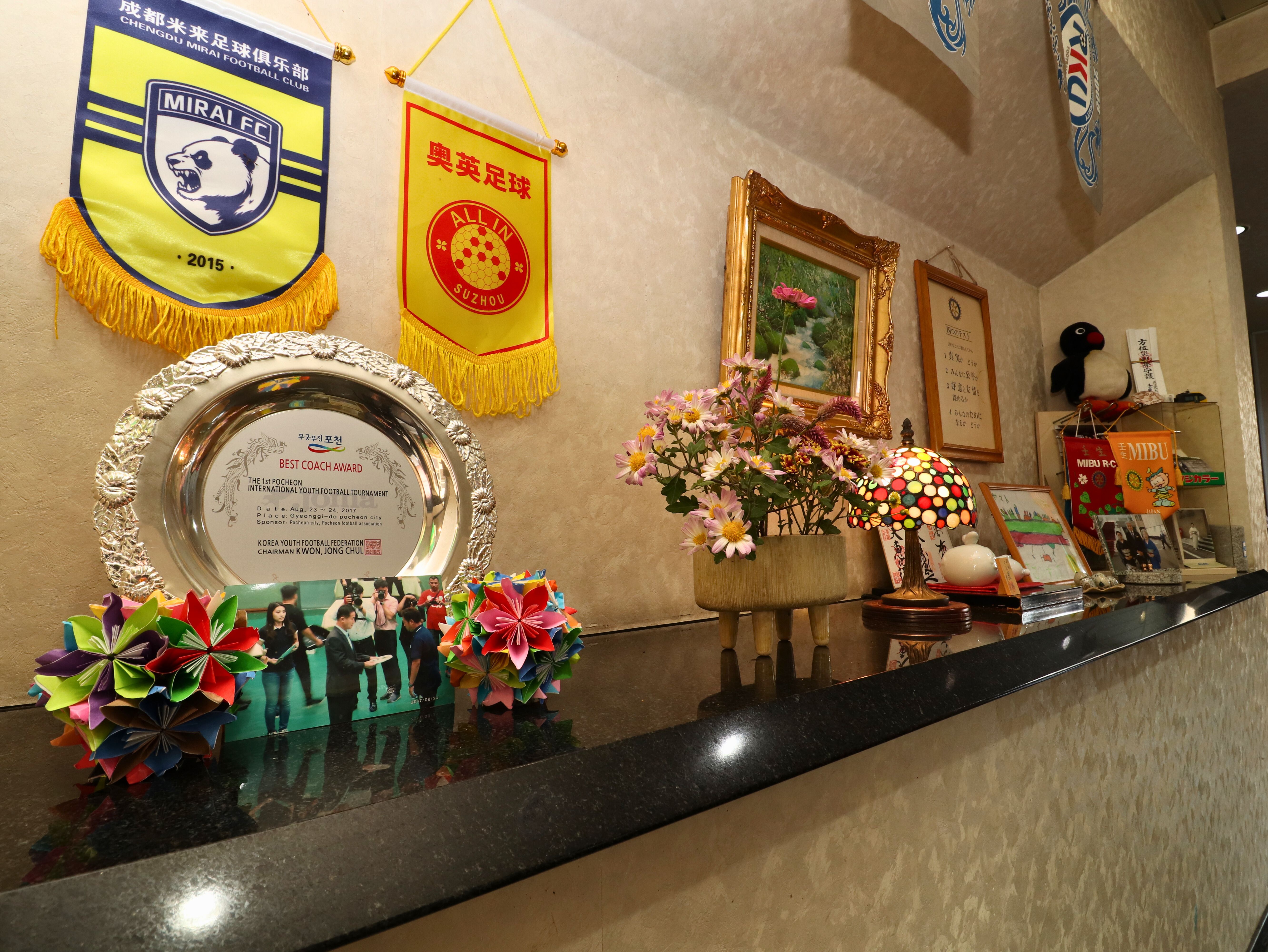 館内にはこれまでに訪れた多くの学生たちのかけがえのない時間が刻まれた品々が、館内に飾られています。