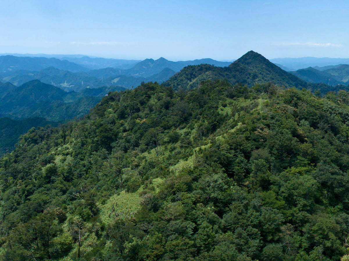 福岡県内最高峰の釈迦岳、と２番目に高いと評される御前岳。 雄大な山々に囲まれる矢部村は絶好の登山コースがたくさんあります！登山者に大人気のスポット。