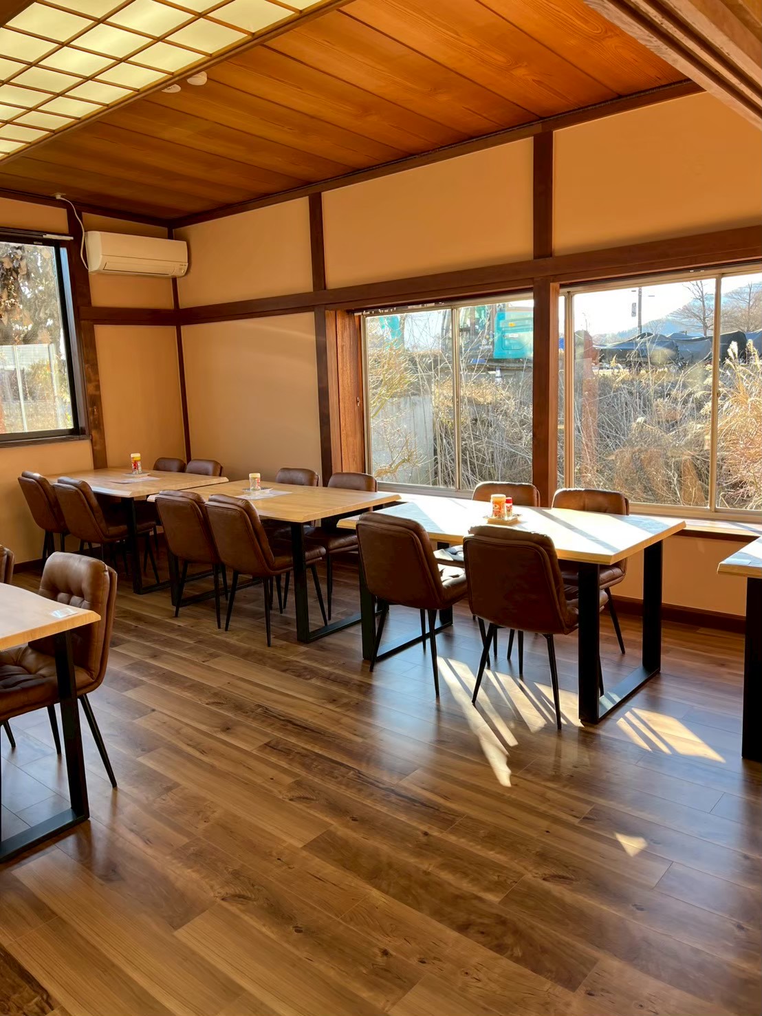 レストラン「富士の間」は、古き良き日本の伝統的な建築美を現代的なデザインで再解釈した、和モダンの粋を感じるお食事会場です。
