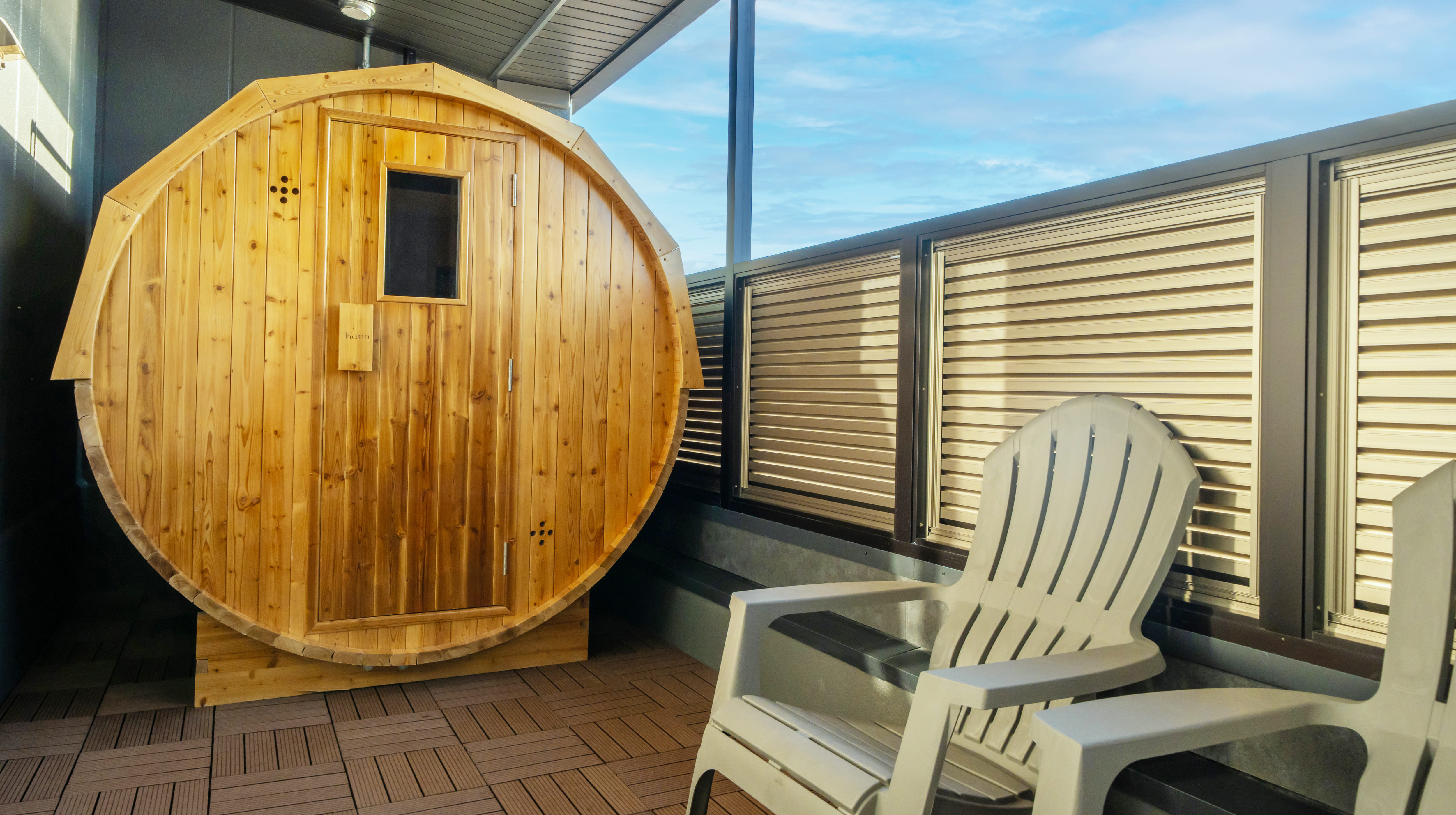 露天デッキに設置されたバレルサウナ。プライベート空間で贅沢なサウナ時間をお過ごしください。