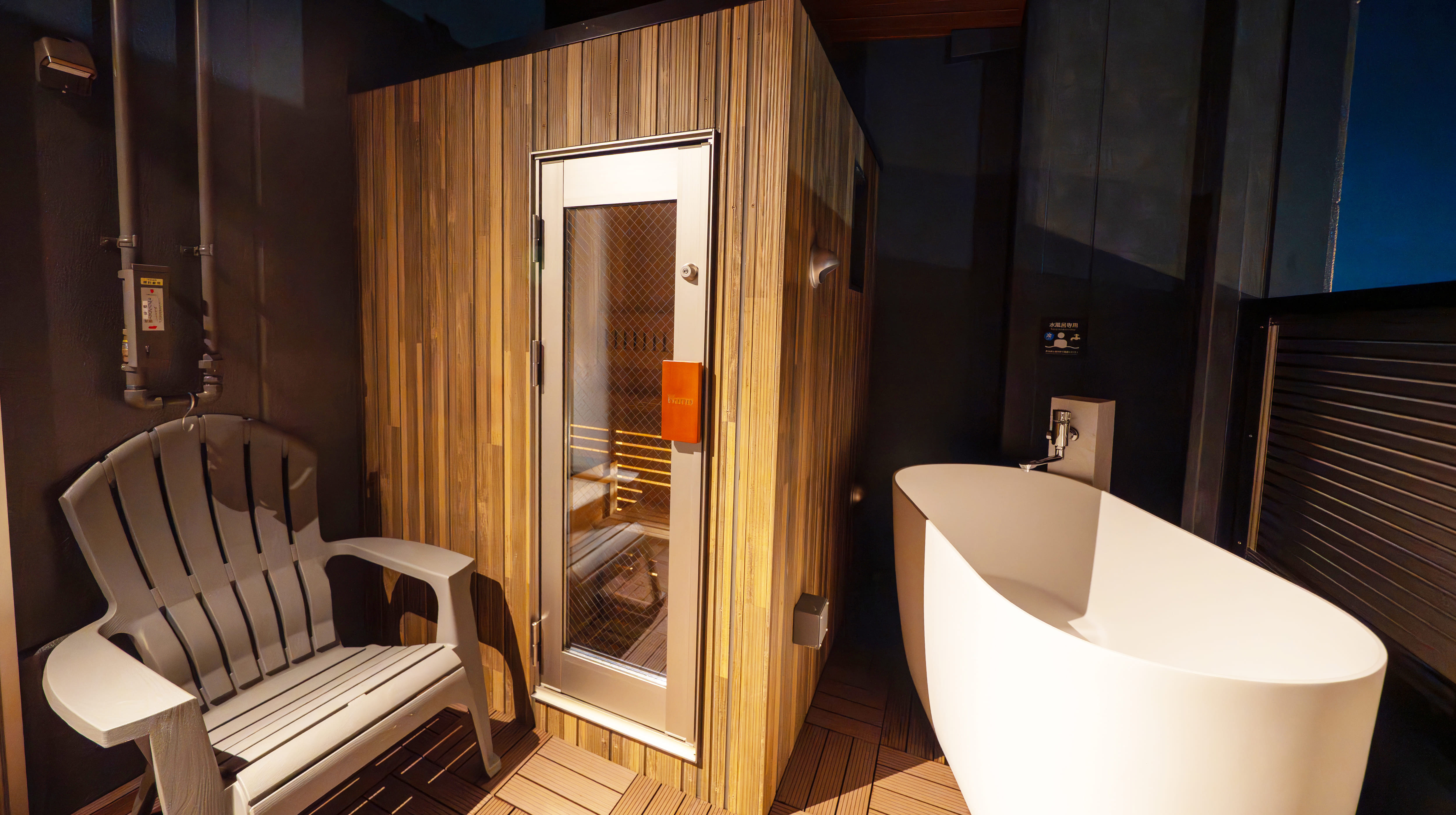 サウナ付き客室(露天デッキ/夜)