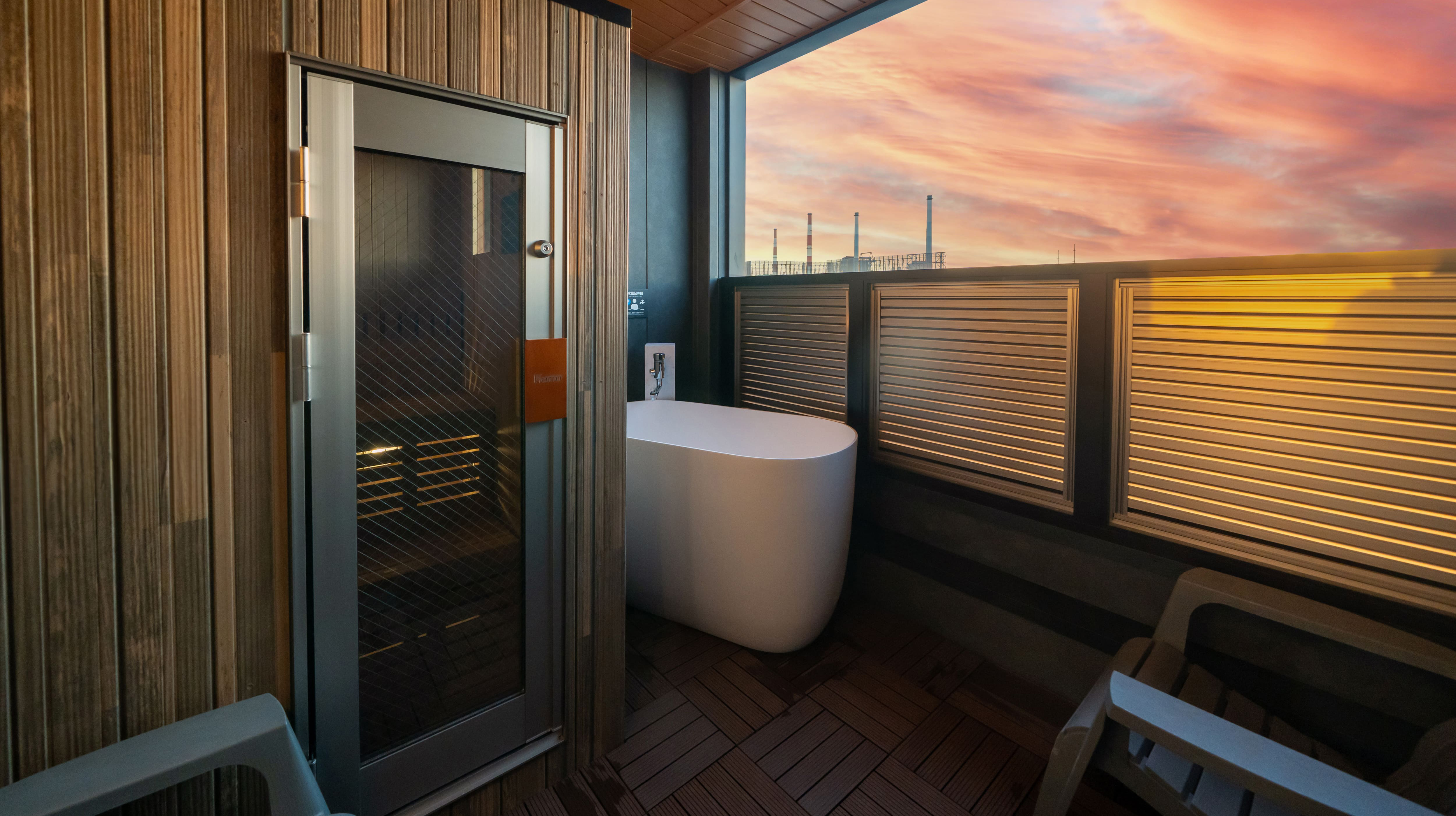 サウナ付き客室の露天デッキには、個室サウナと水風呂を完備。夕暮れ時には幻想的な雰囲気に包まれ、天候に恵まれた日には富士山を望むこともできる特別な空間です。