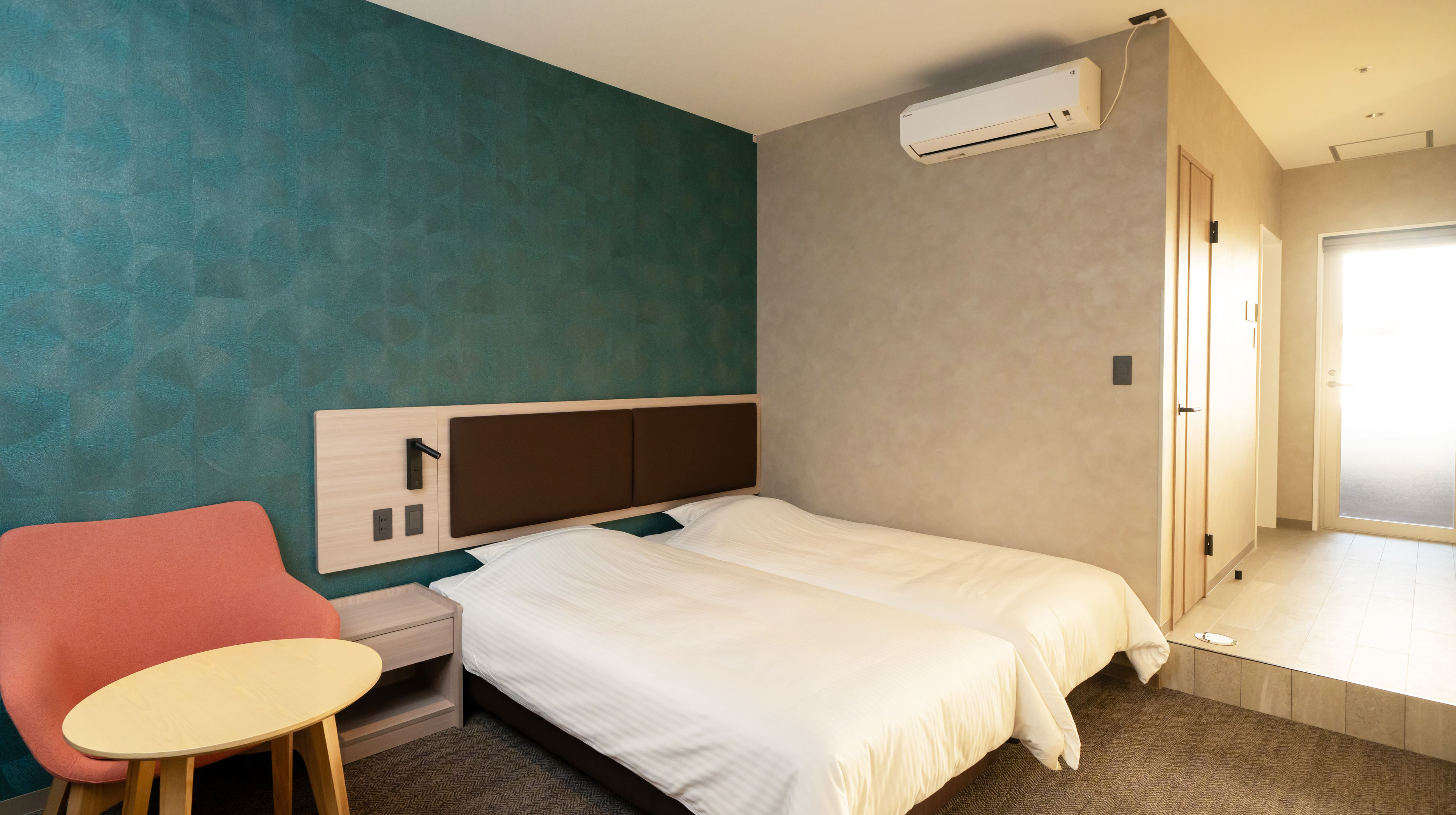 ベッドを並べて配置したハリウッドツインルーム。ゆったりとお休みいただけます。※ご希望に合わせてベッドを離してご利用いただくことも可能です。