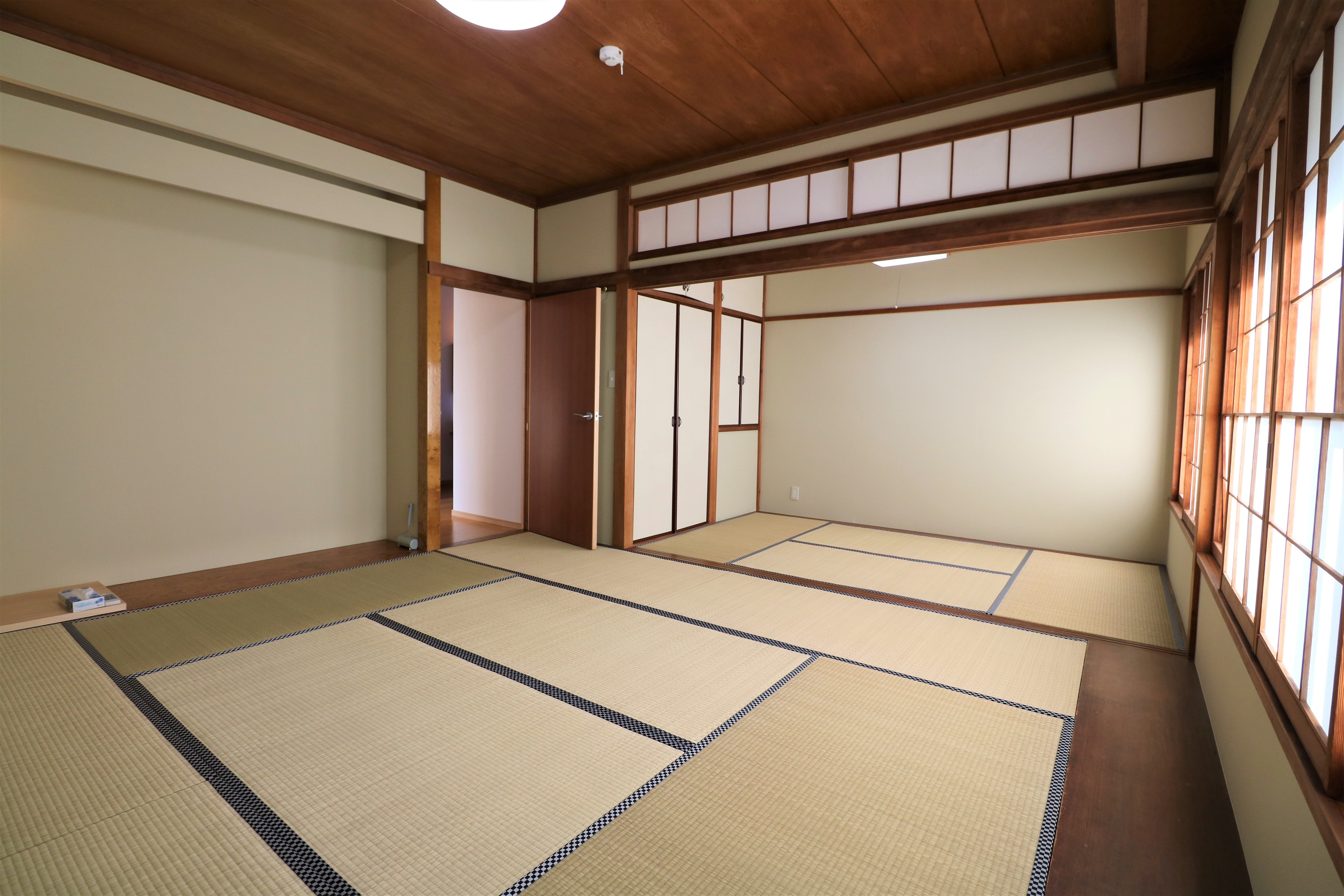 【お部屋】和室を２間繋げれば、広々とした空間に。家族でゆったり過ごせる和室