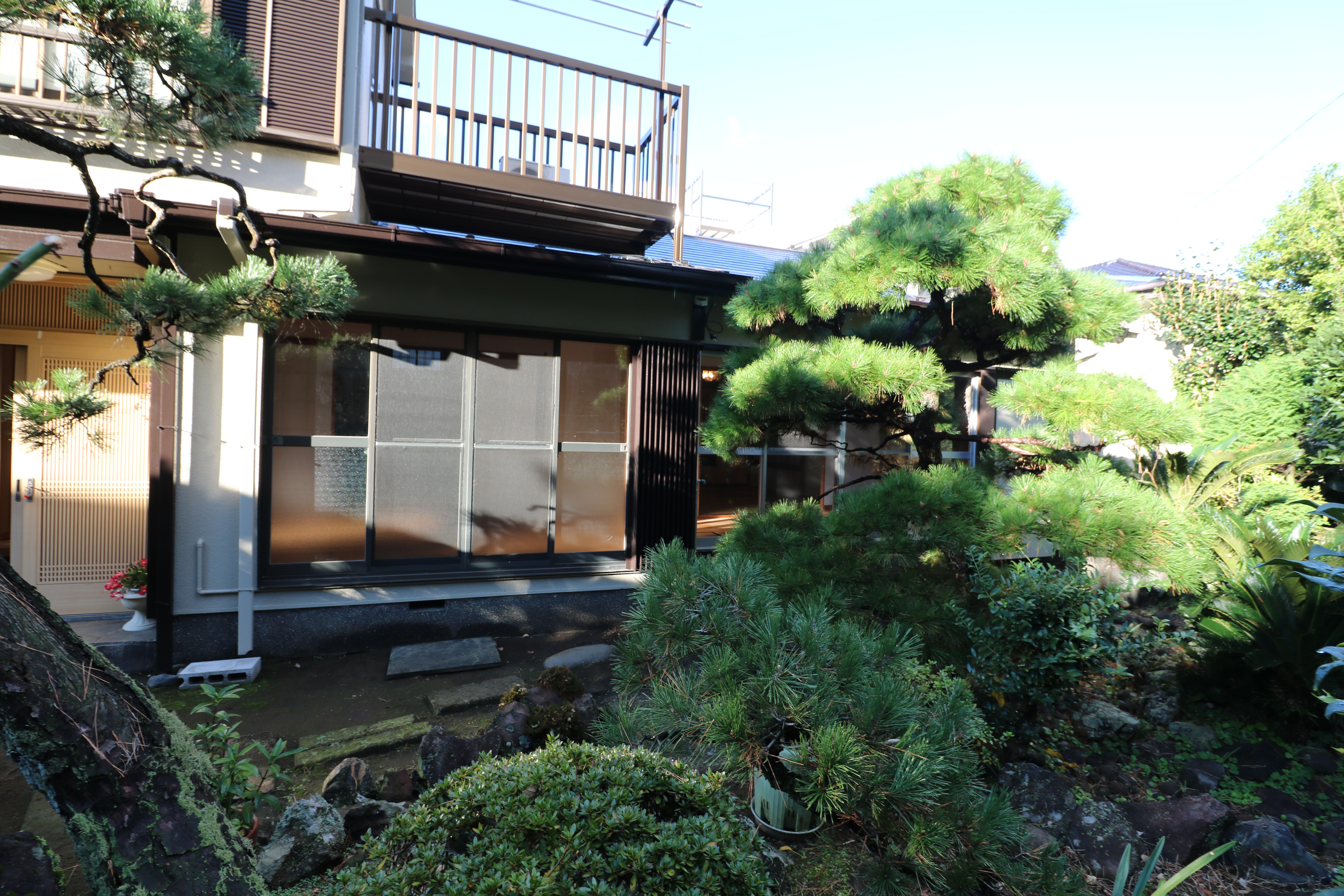 【庭園】宿には小さな日本庭園があります。季節によって様々な植物をお楽しみください。
