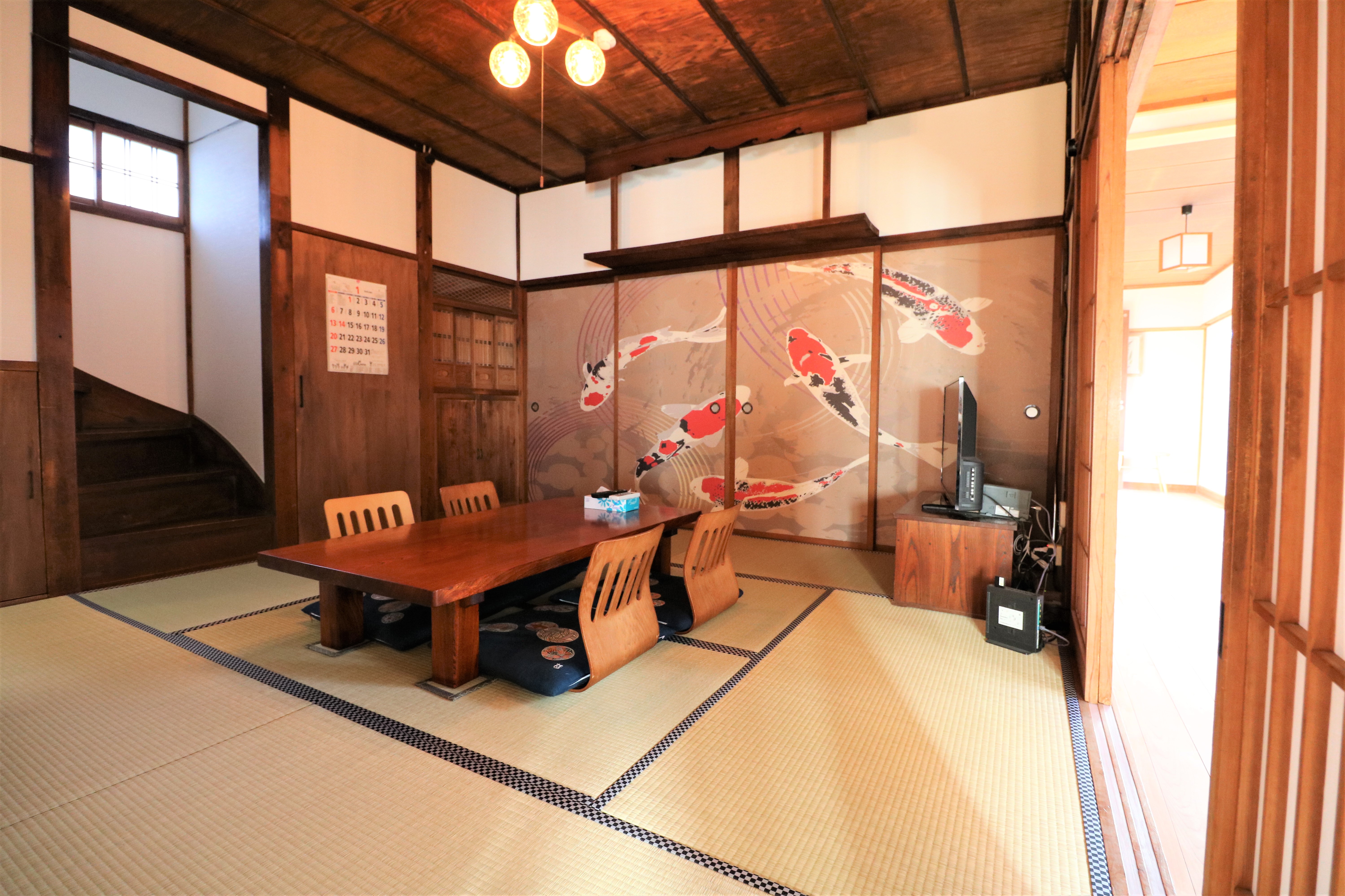 【お部屋】窓の外に広がる庭園を眺められる昔ながらのゆったりくつろげる和室